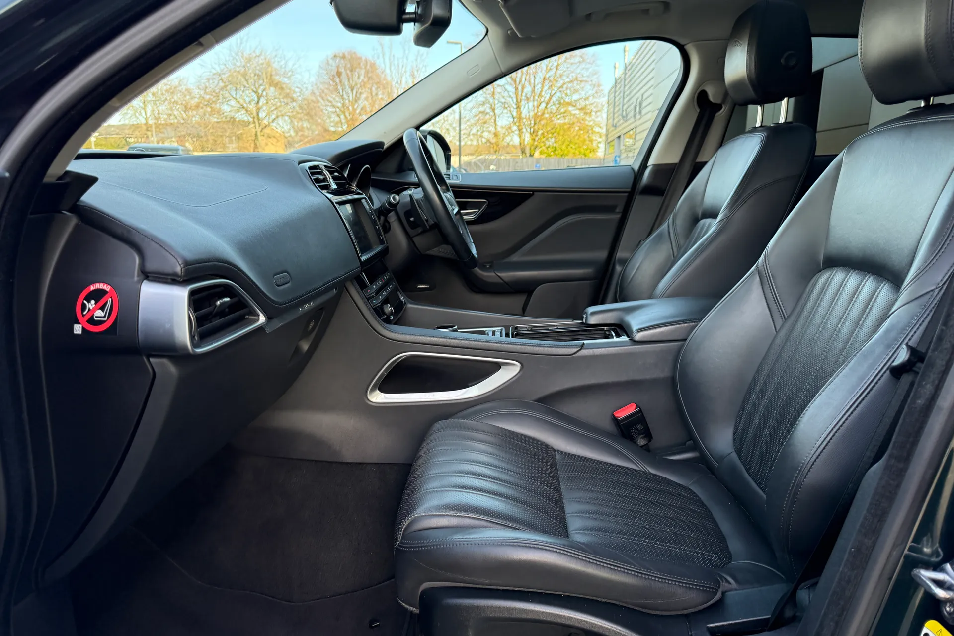 Jaguar F-PACE thumbnail image number 10