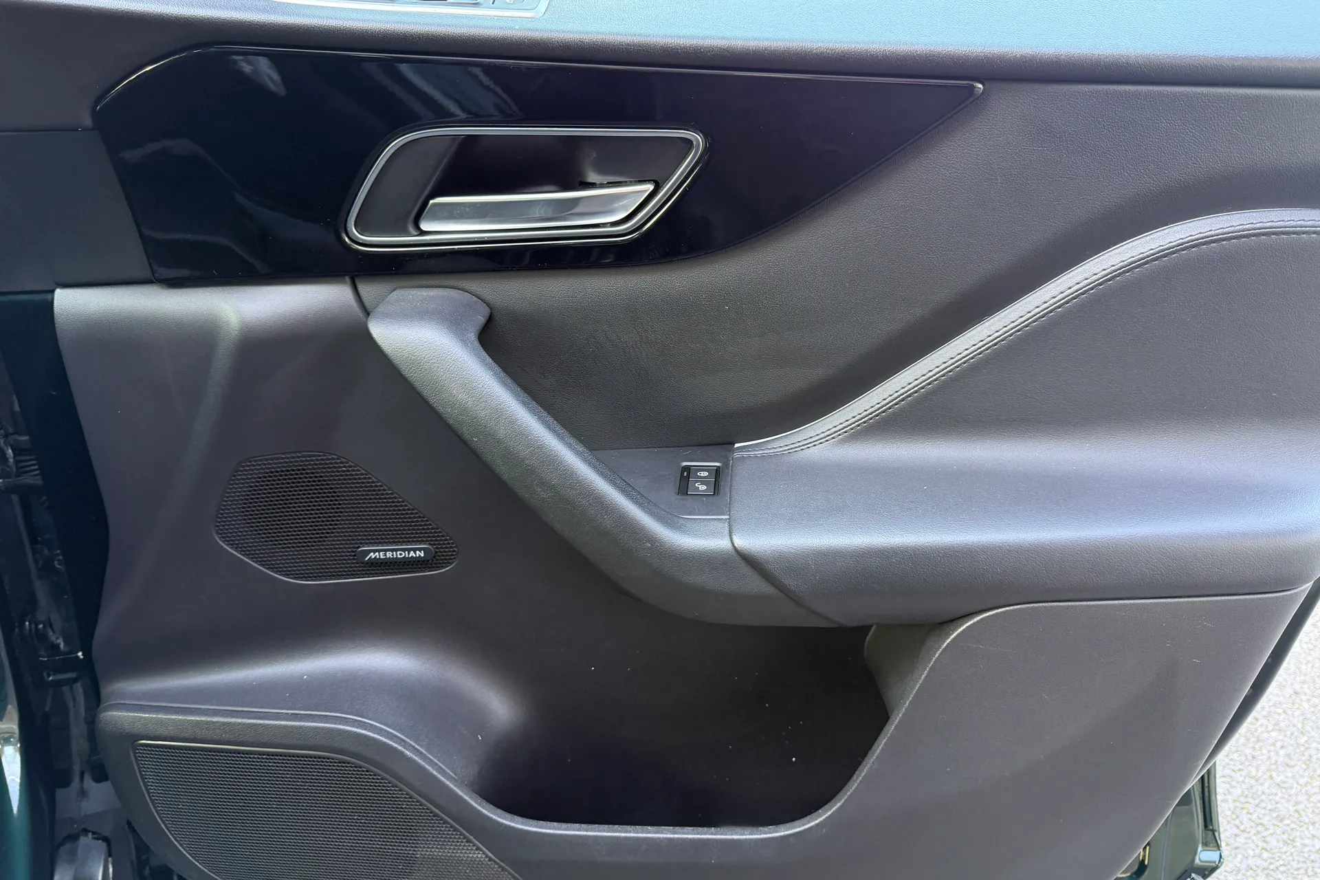 Jaguar F-PACE thumbnail image number 50