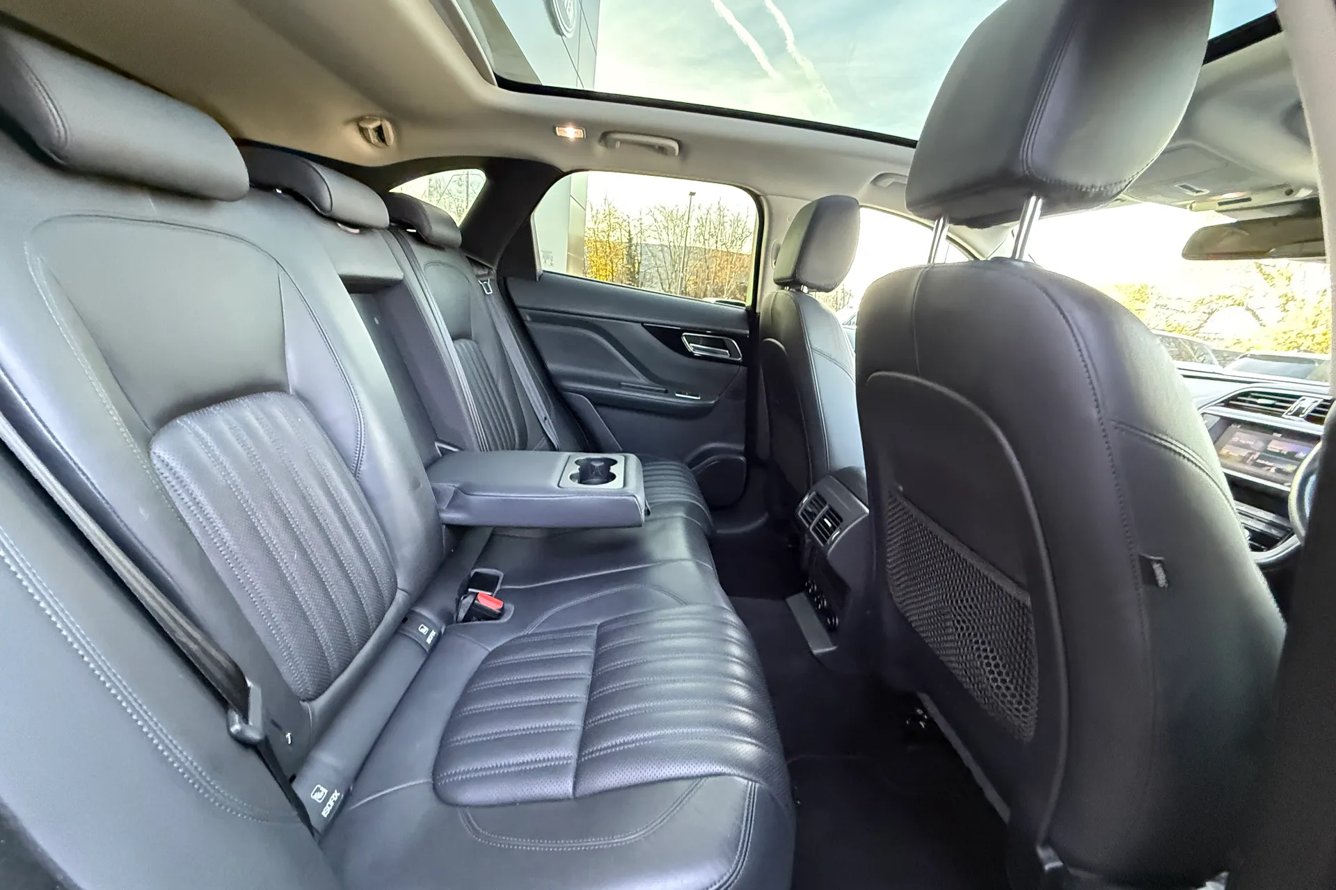 Jaguar F-PACE thumbnail image number 40