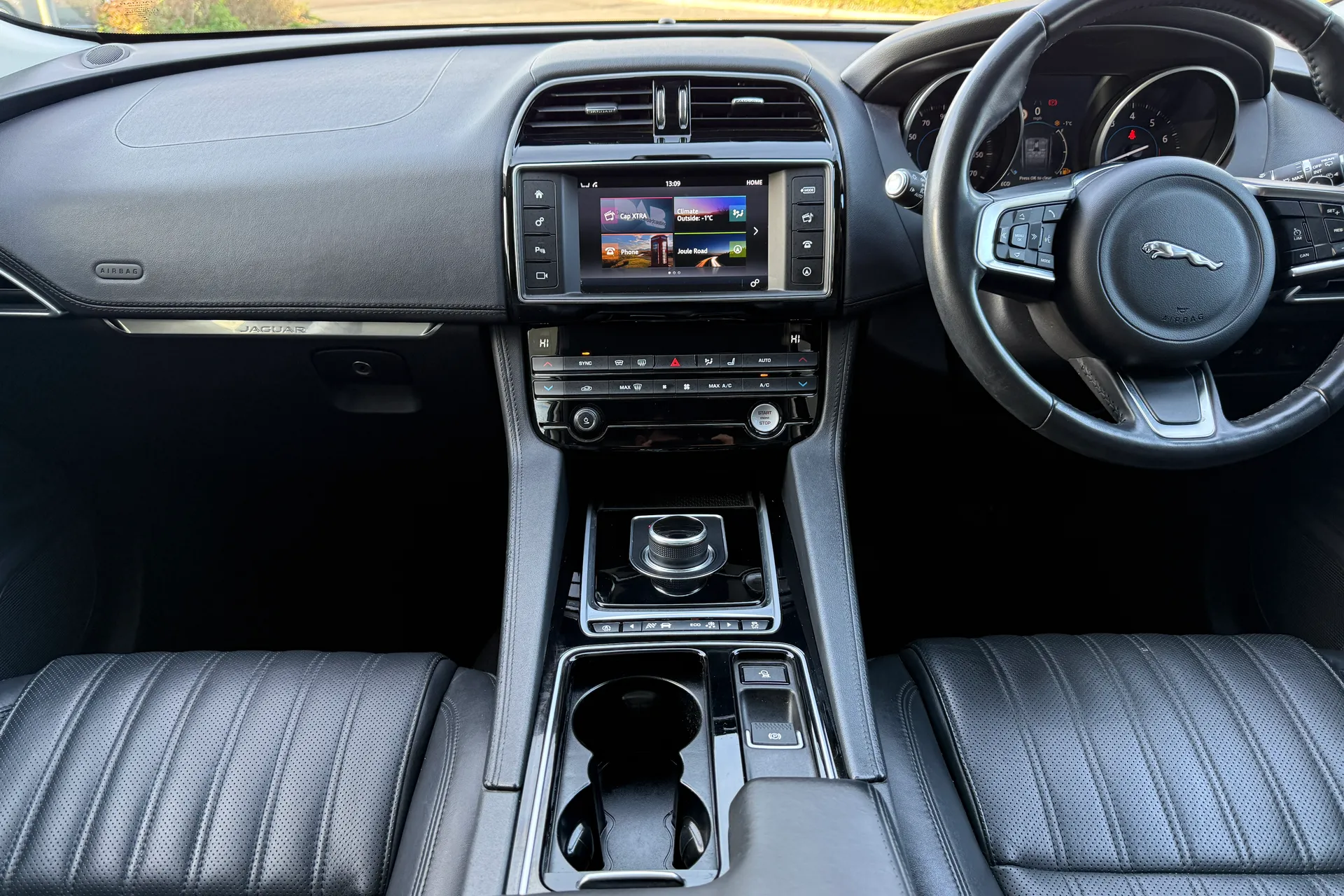 Jaguar F-PACE thumbnail image number 15