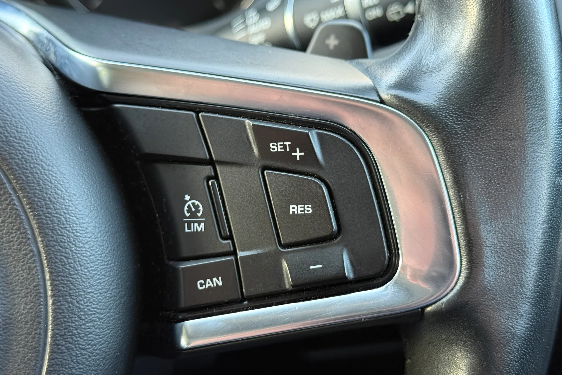 Jaguar F-PACE thumbnail image number 27