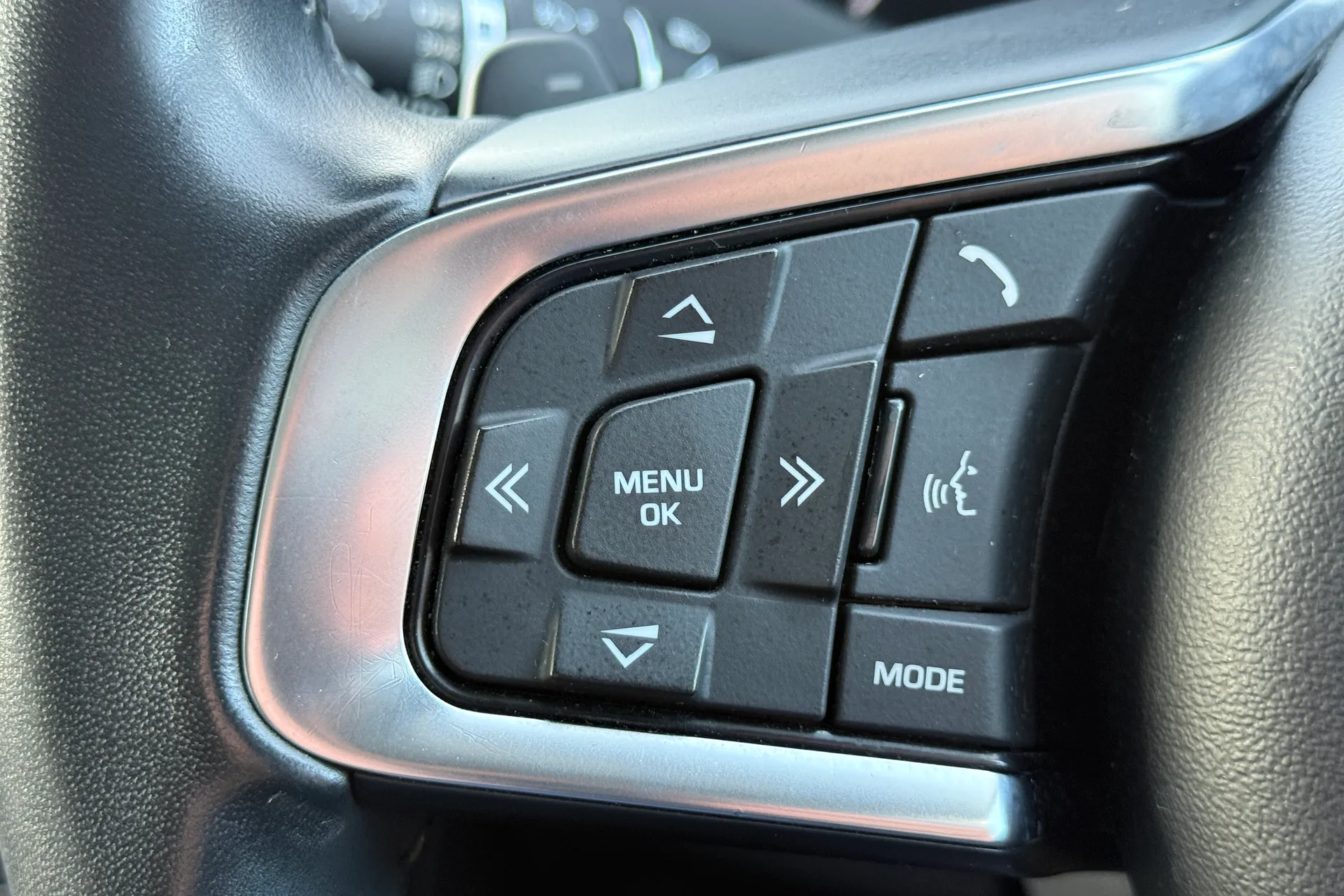 Jaguar F-PACE thumbnail image number 25