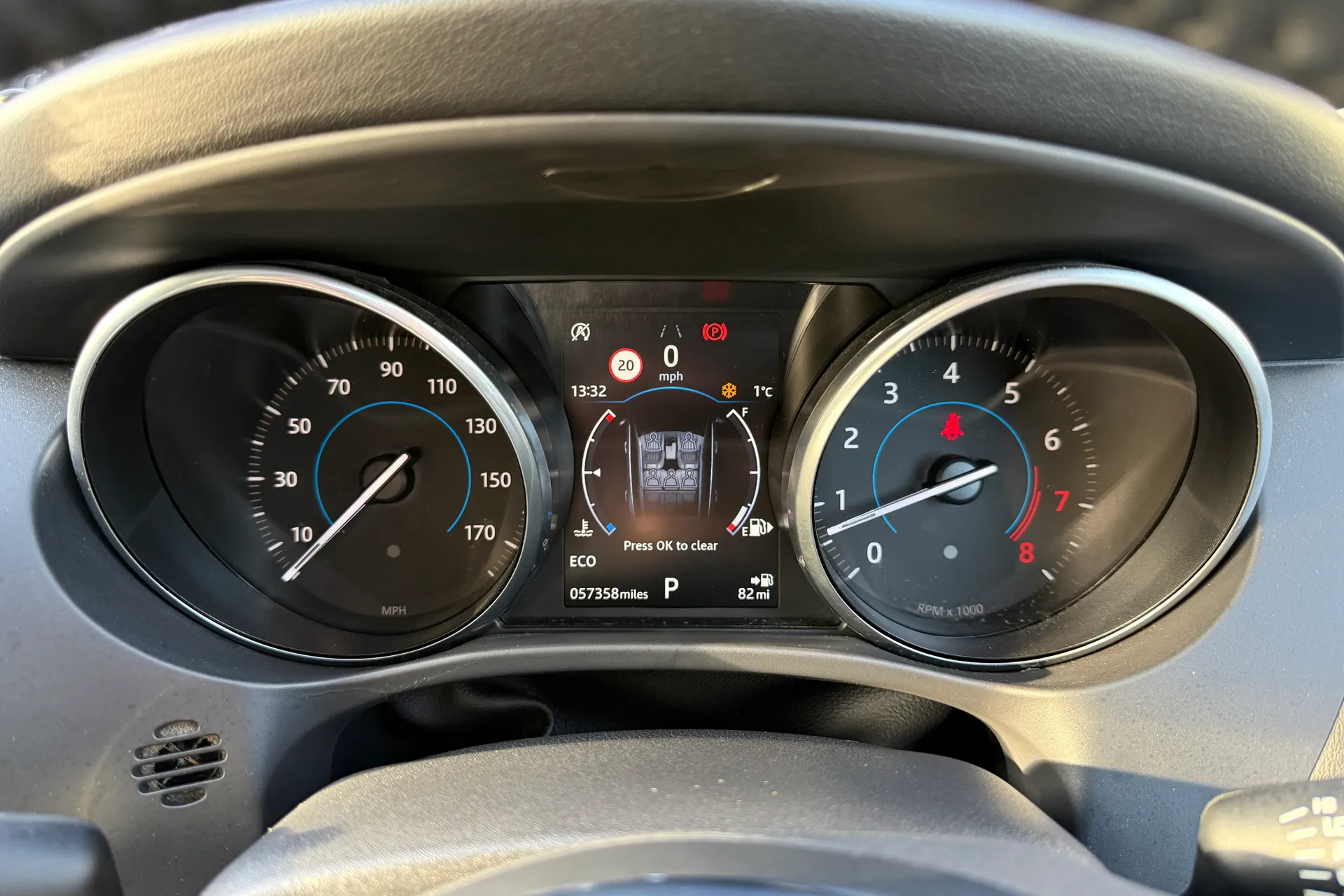 Jaguar F-PACE thumbnail image number 23