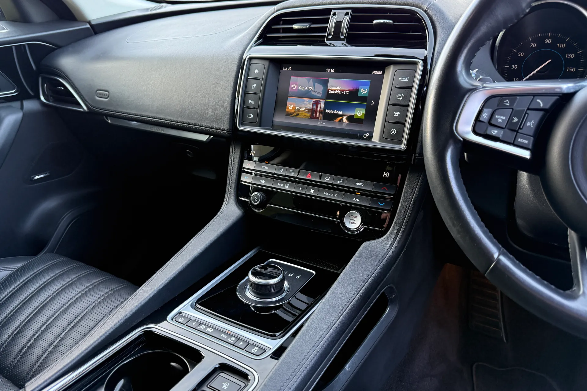 Jaguar F-PACE thumbnail image number 19