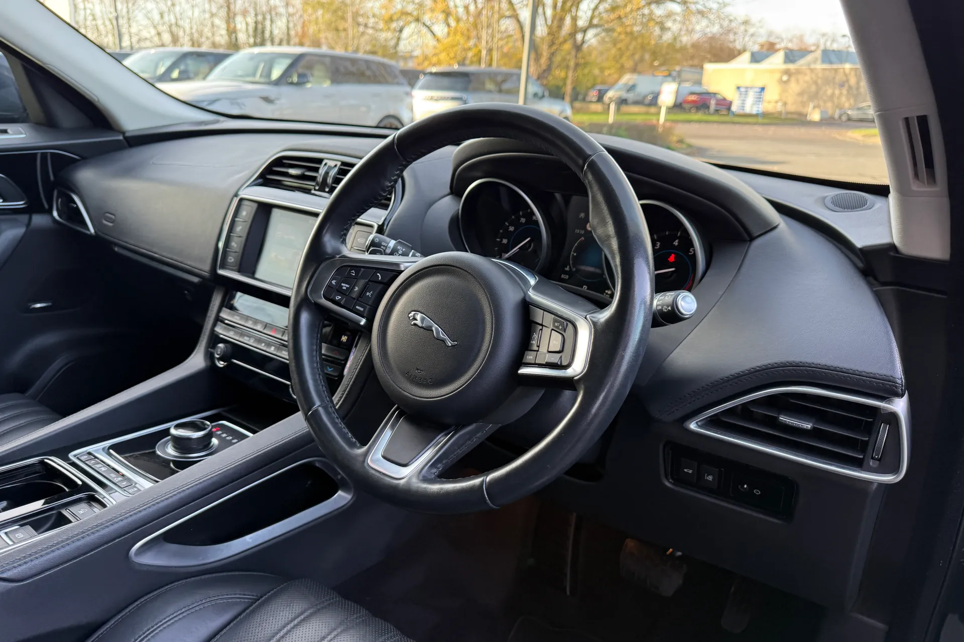 Jaguar F-PACE thumbnail image number 31