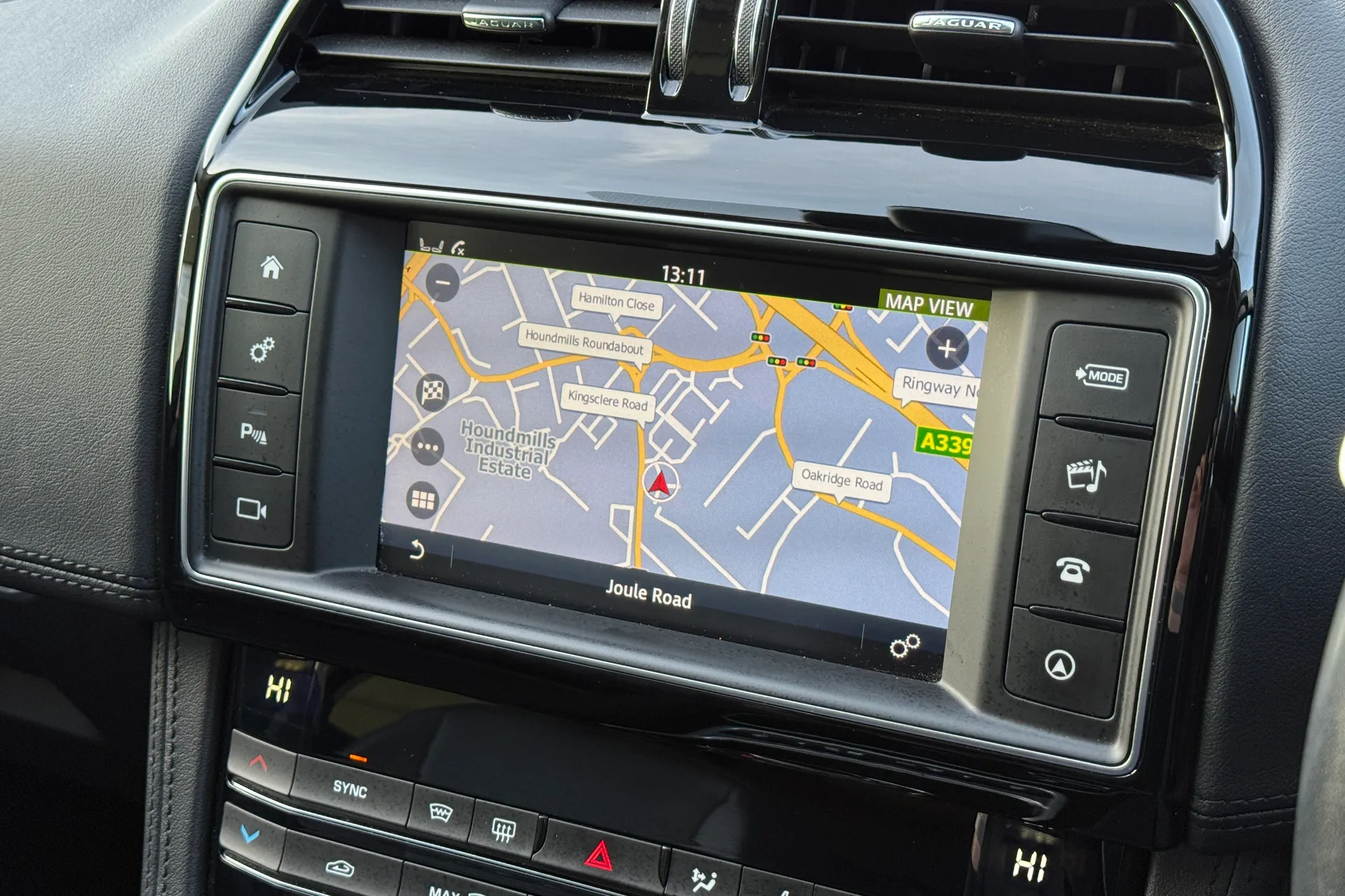 Jaguar F-PACE thumbnail image number 29