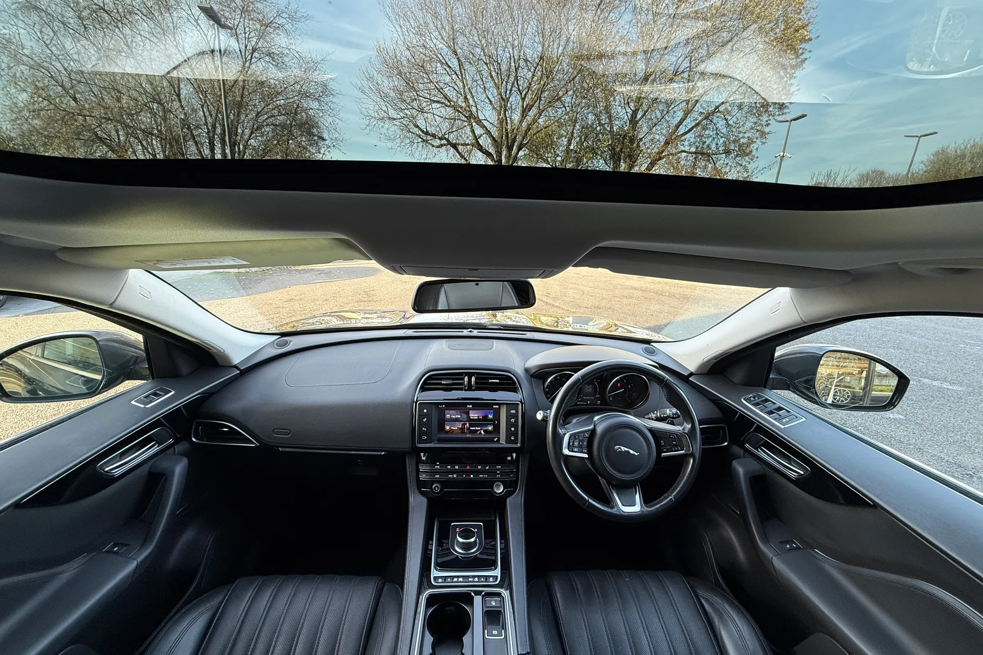 Jaguar F-PACE thumbnail image number 3