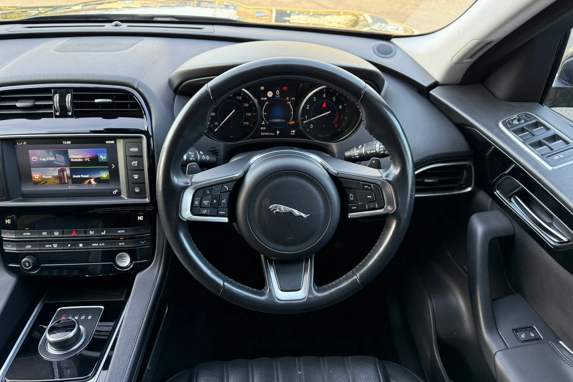 Jaguar F-PACE thumbnail image number 14