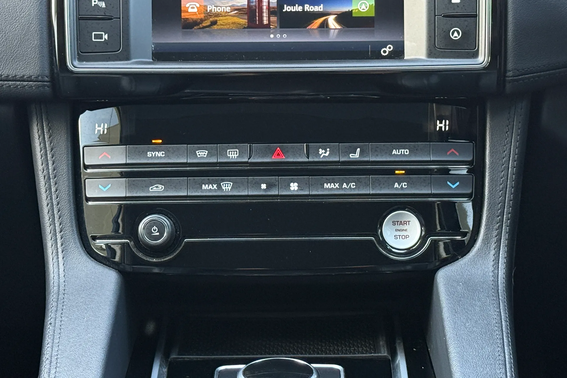 Jaguar F-PACE thumbnail image number 16