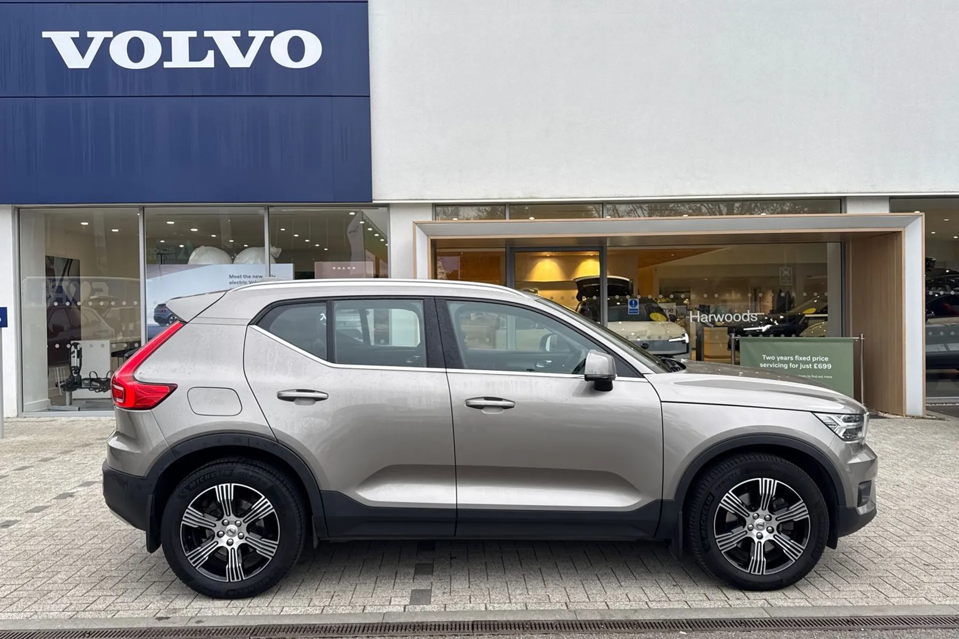 Volvo XC40 thumbnail image number 2