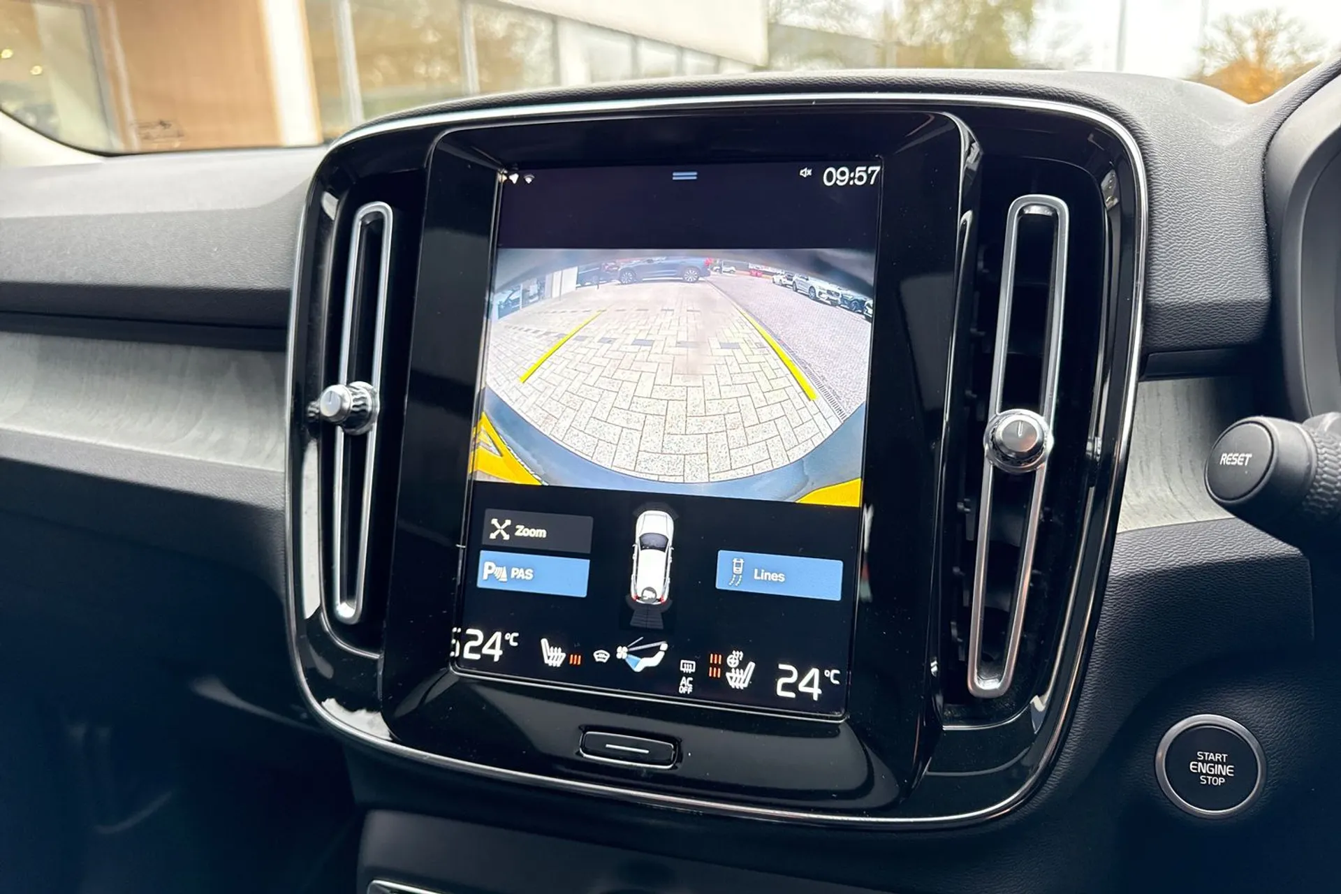 Volvo XC40 thumbnail image number 4