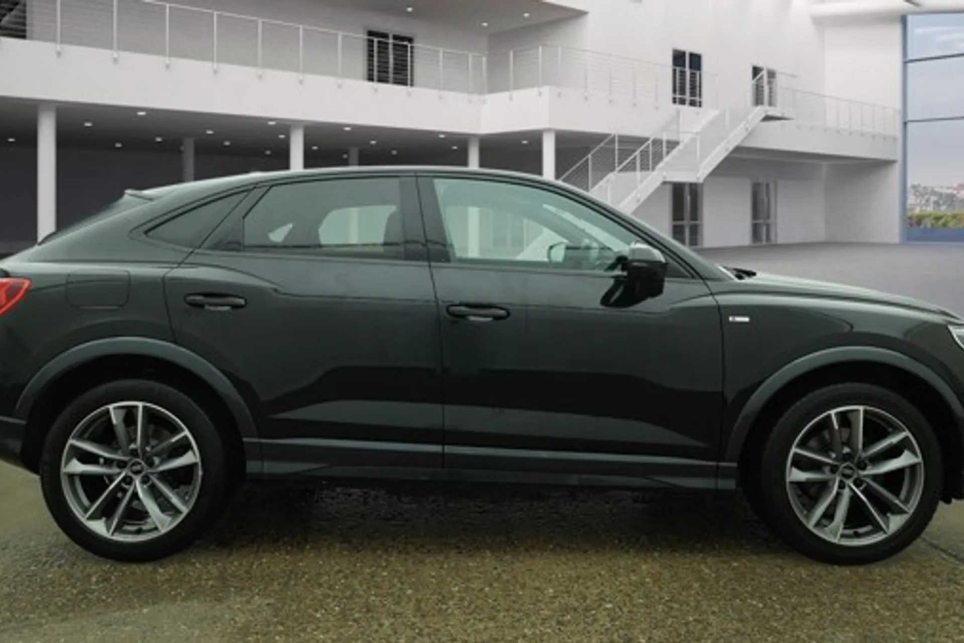 Audi Q3 thumbnail image number 2