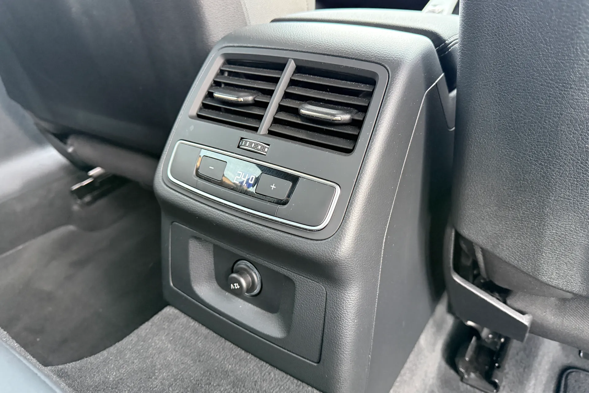 Audi A4 thumbnail image number 44