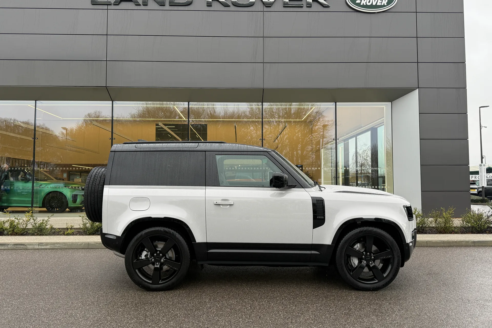 LAND ROVER DEFENDER thumbnail image number 2