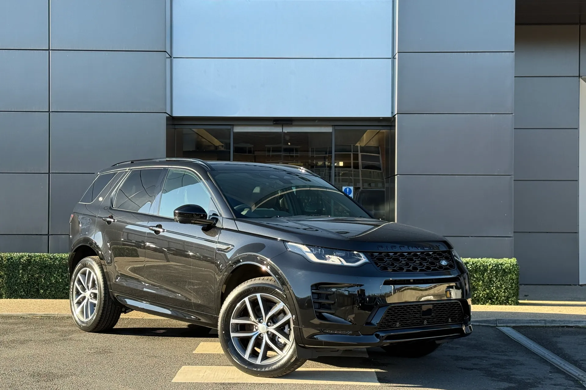 LAND ROVER DISCOVERY SPORT focused image