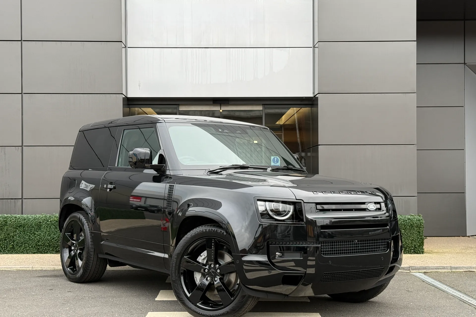 LAND ROVER Defender 90 focused image