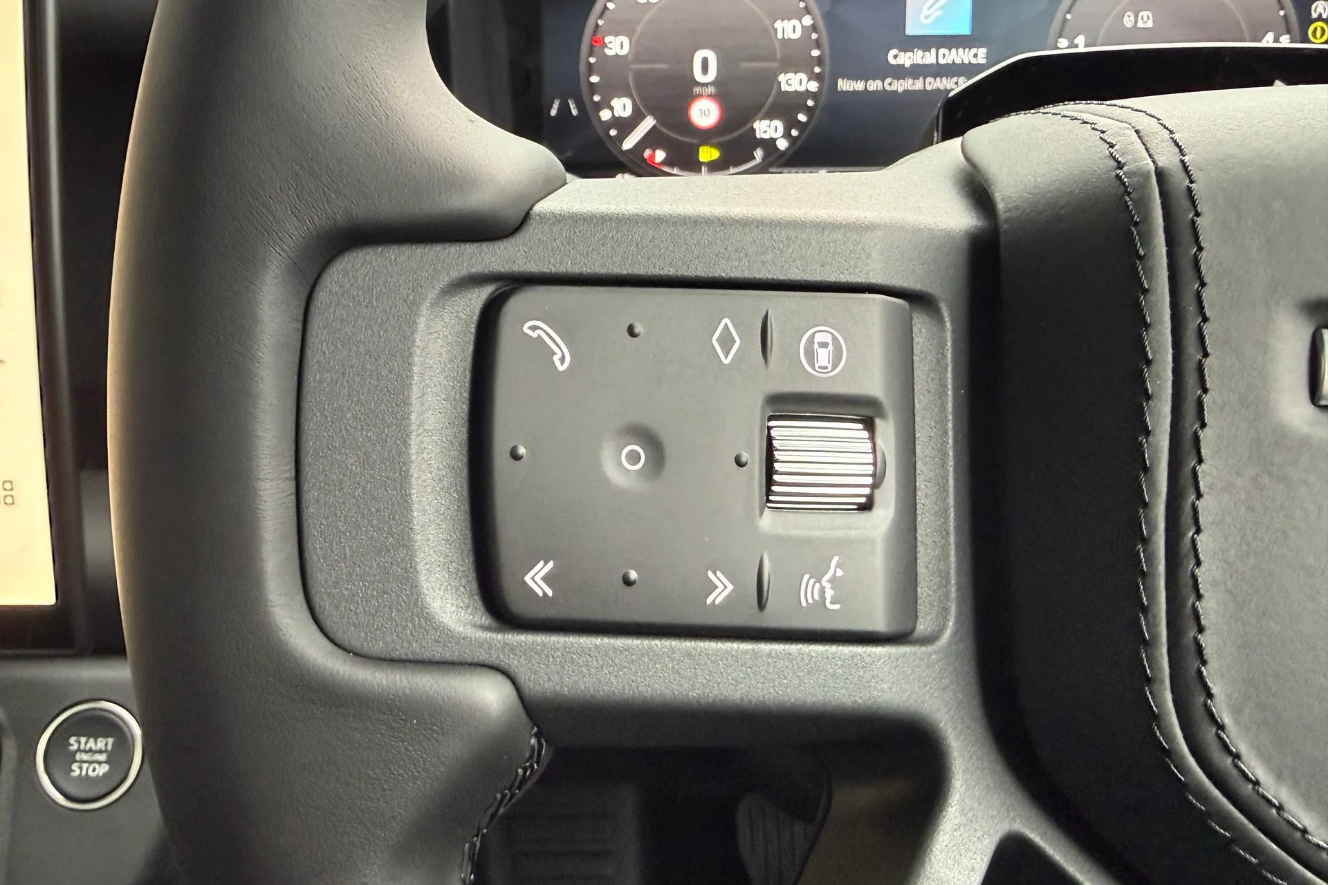 LAND ROVER Defender 90 thumbnail image number 36