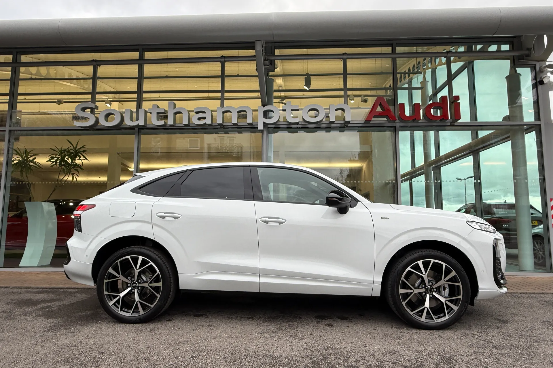 Audi Q3 thumbnail image number 2
