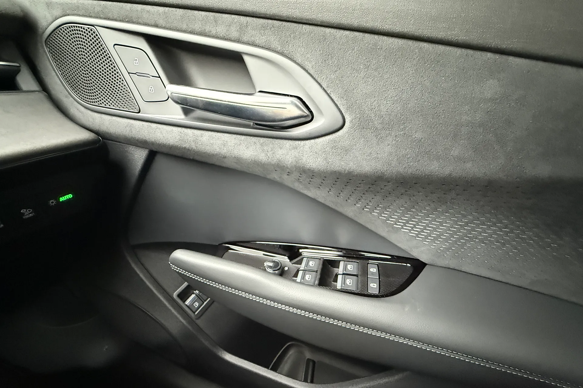 Audi Q3 thumbnail image number 21