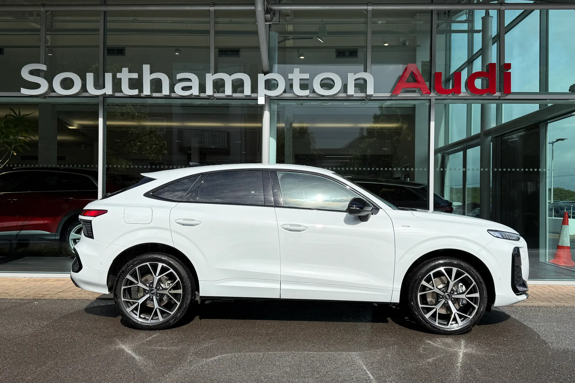 Audi Q3 thumbnail image number 2