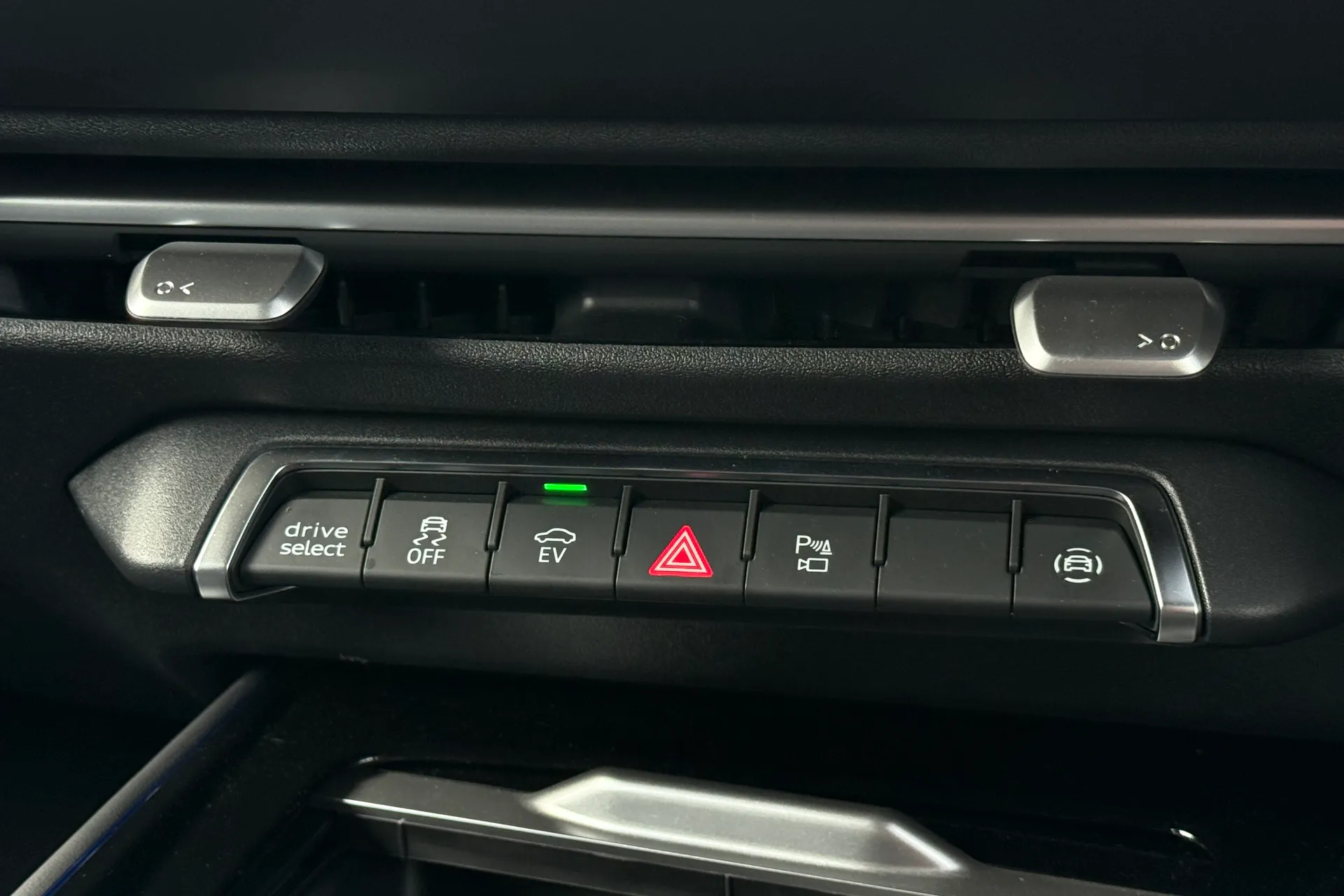 Audi Q3 thumbnail image number 24