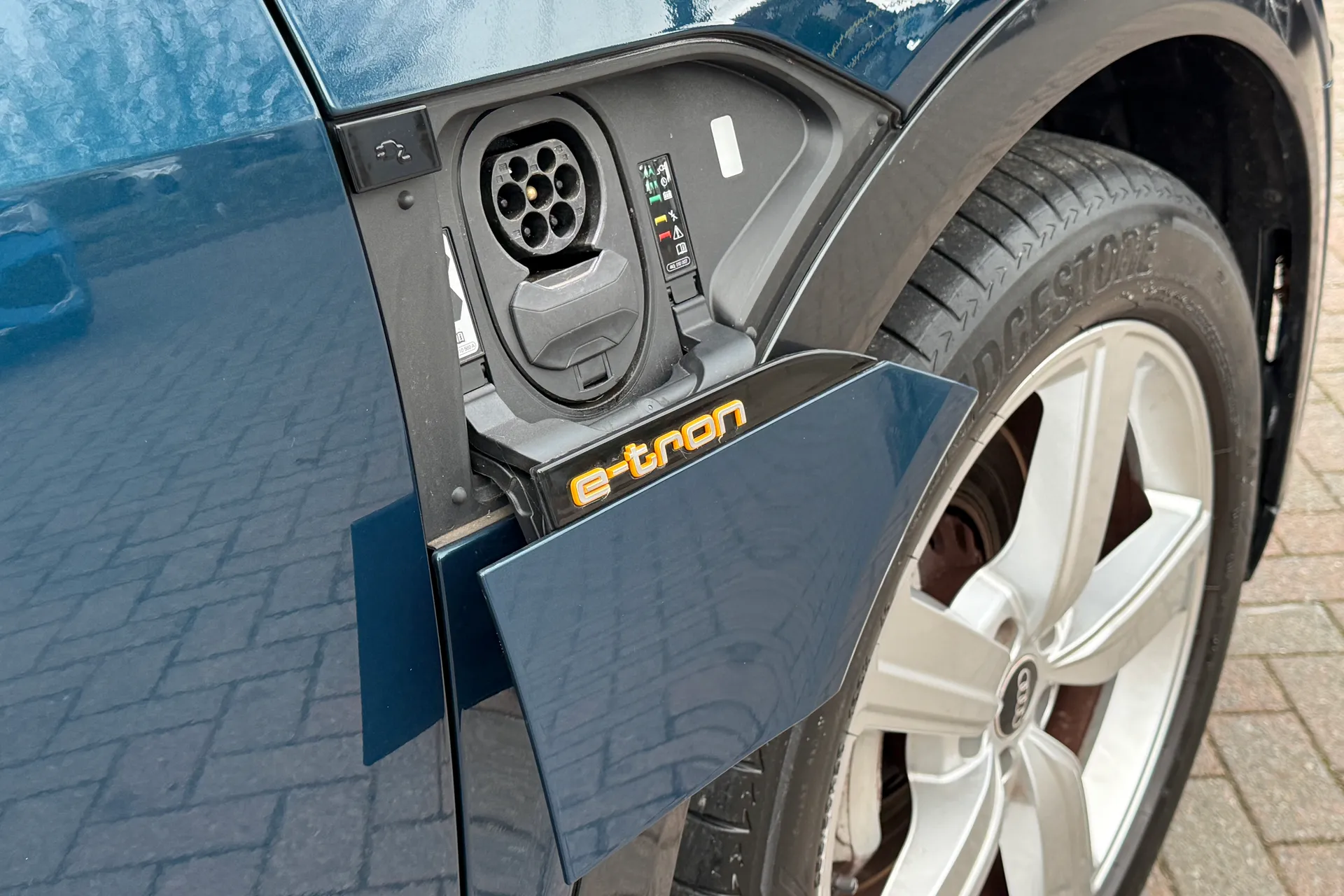 Audi e-tron thumbnail image number 51