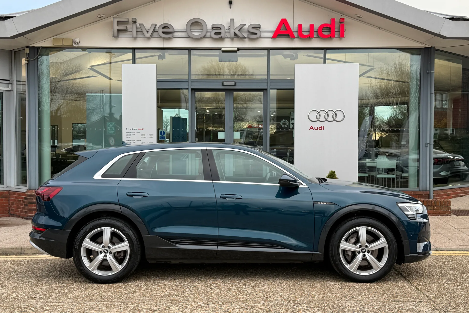 Audi e-tron thumbnail image number 2