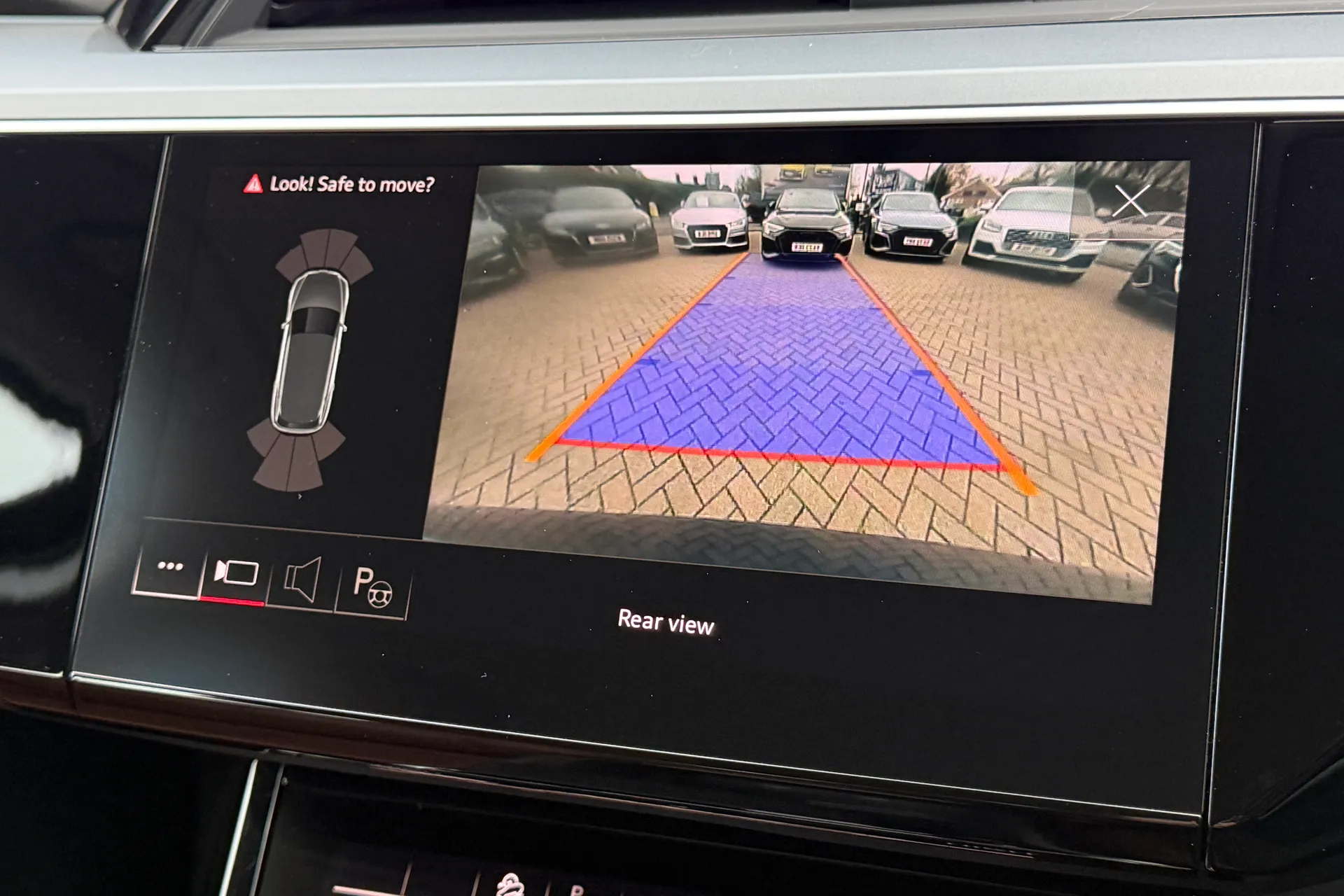 Audi e-tron thumbnail image number 4