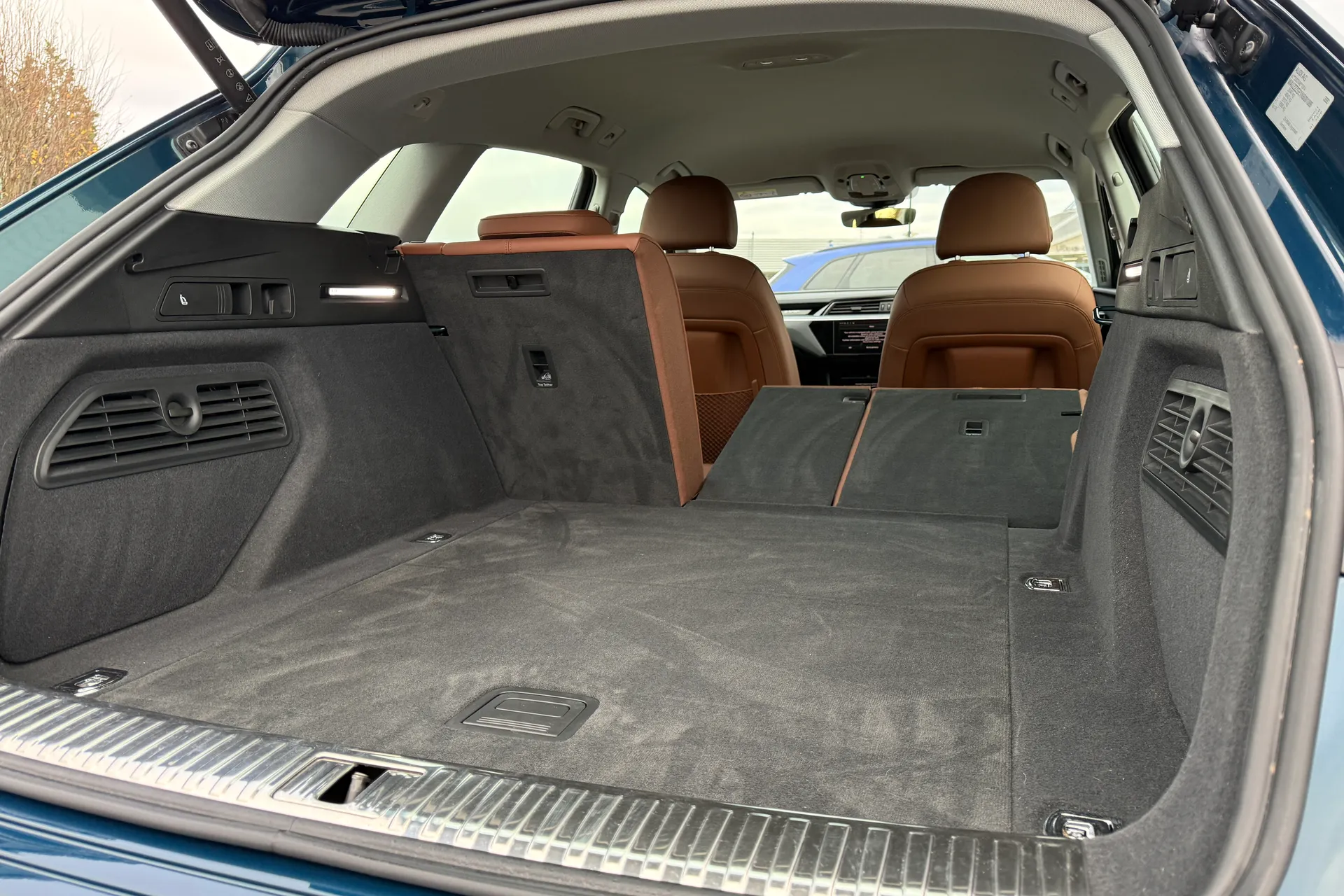 Audi e-tron thumbnail image number 34