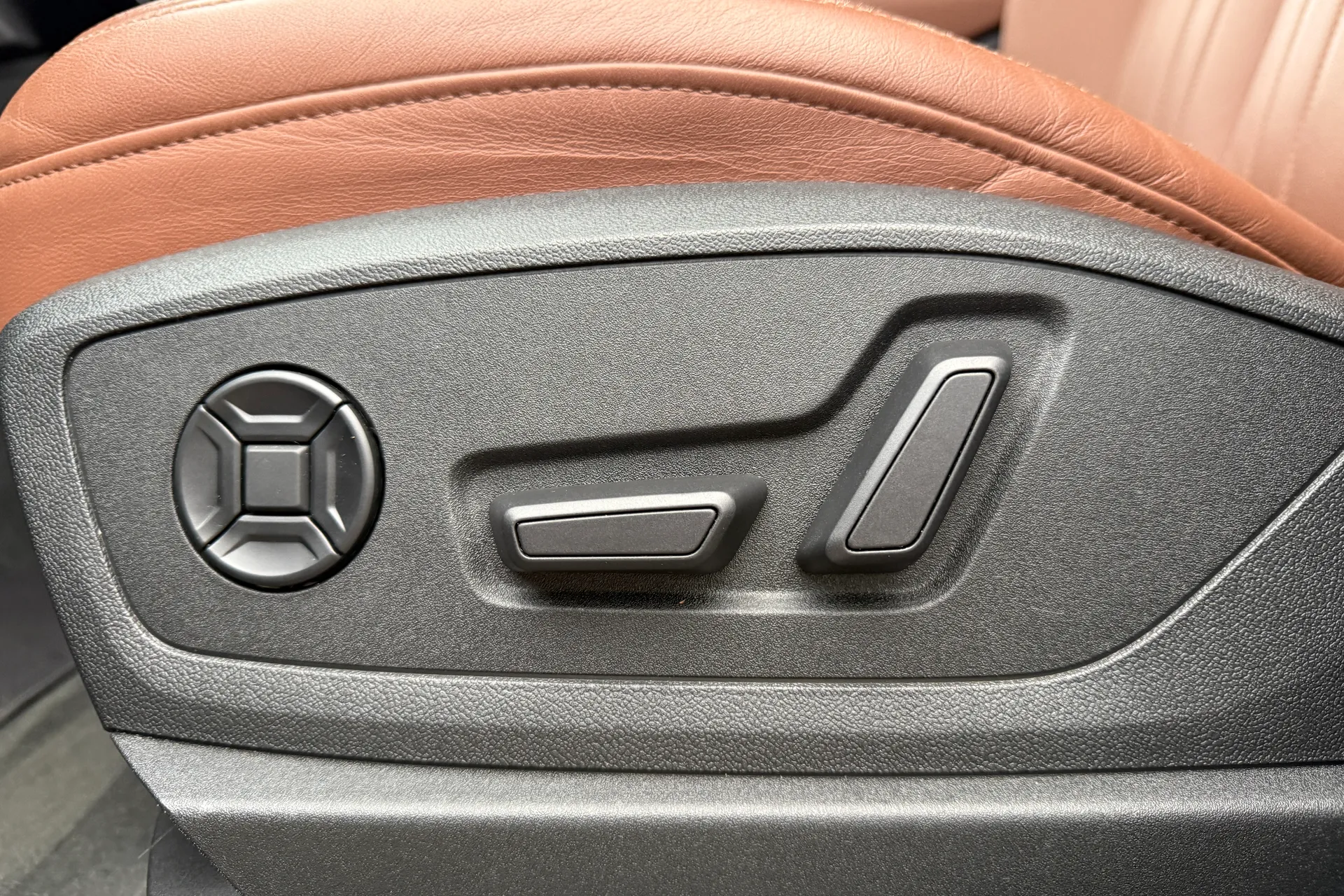 Audi e-tron thumbnail image number 15