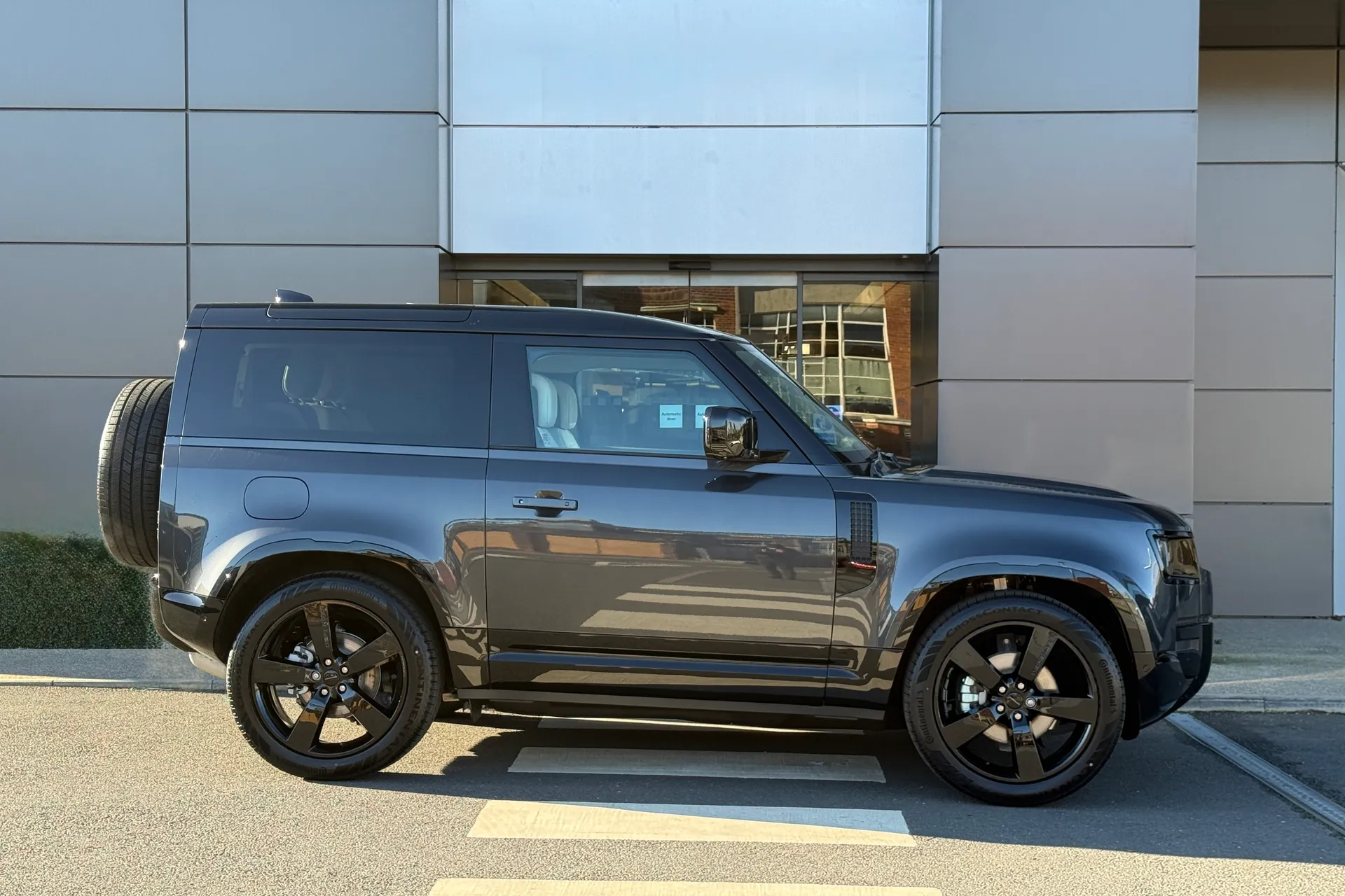 LAND ROVER Defender 90 thumbnail image number 2