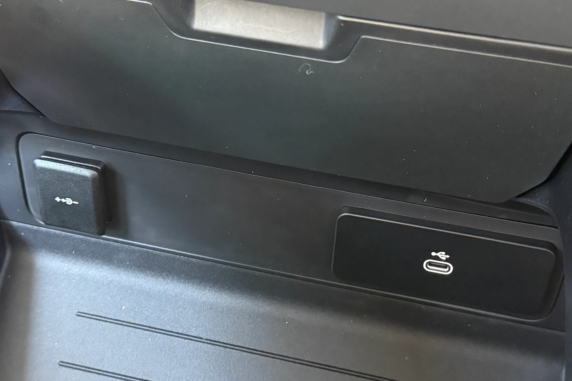 LAND ROVER Defender 90 thumbnail image number 33