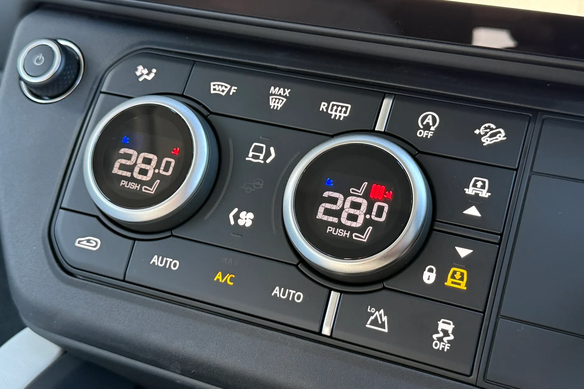 LAND ROVER Defender 90 thumbnail image number 51