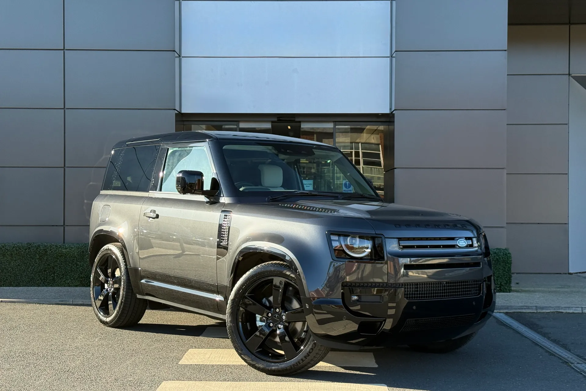 LAND ROVER Defender 90 focused image