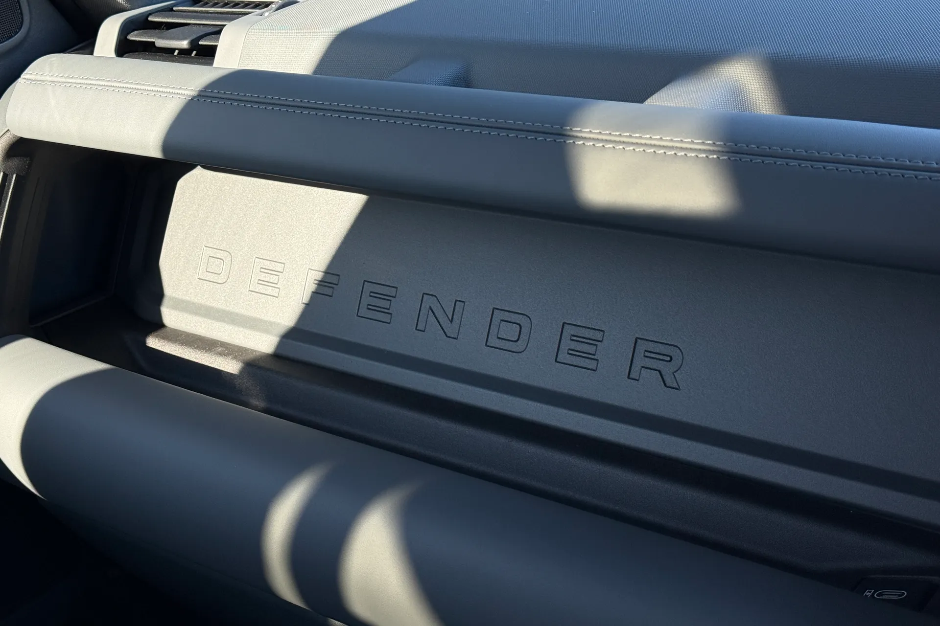 LAND ROVER Defender 90 thumbnail image number 34