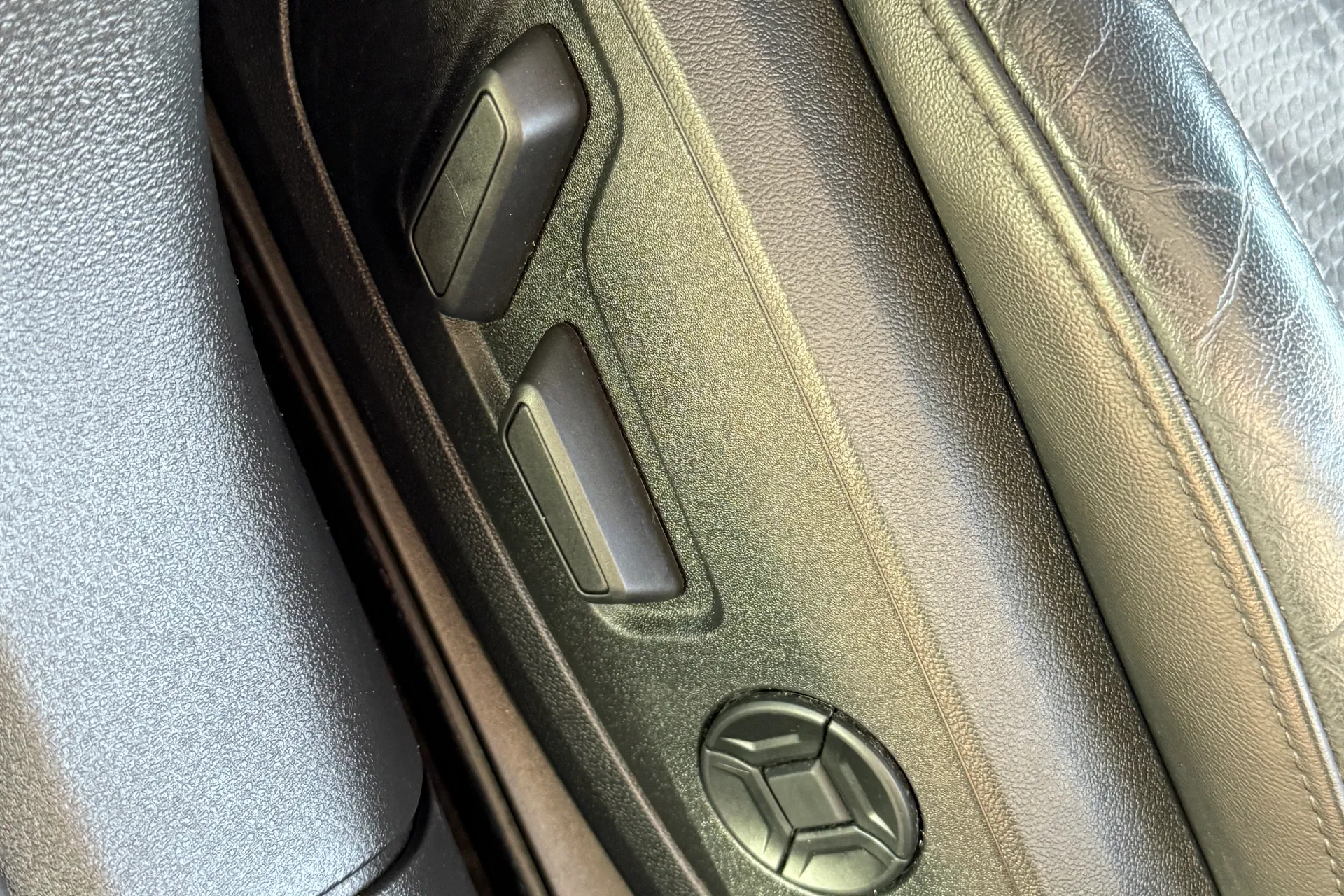 Audi A6 thumbnail image number 38