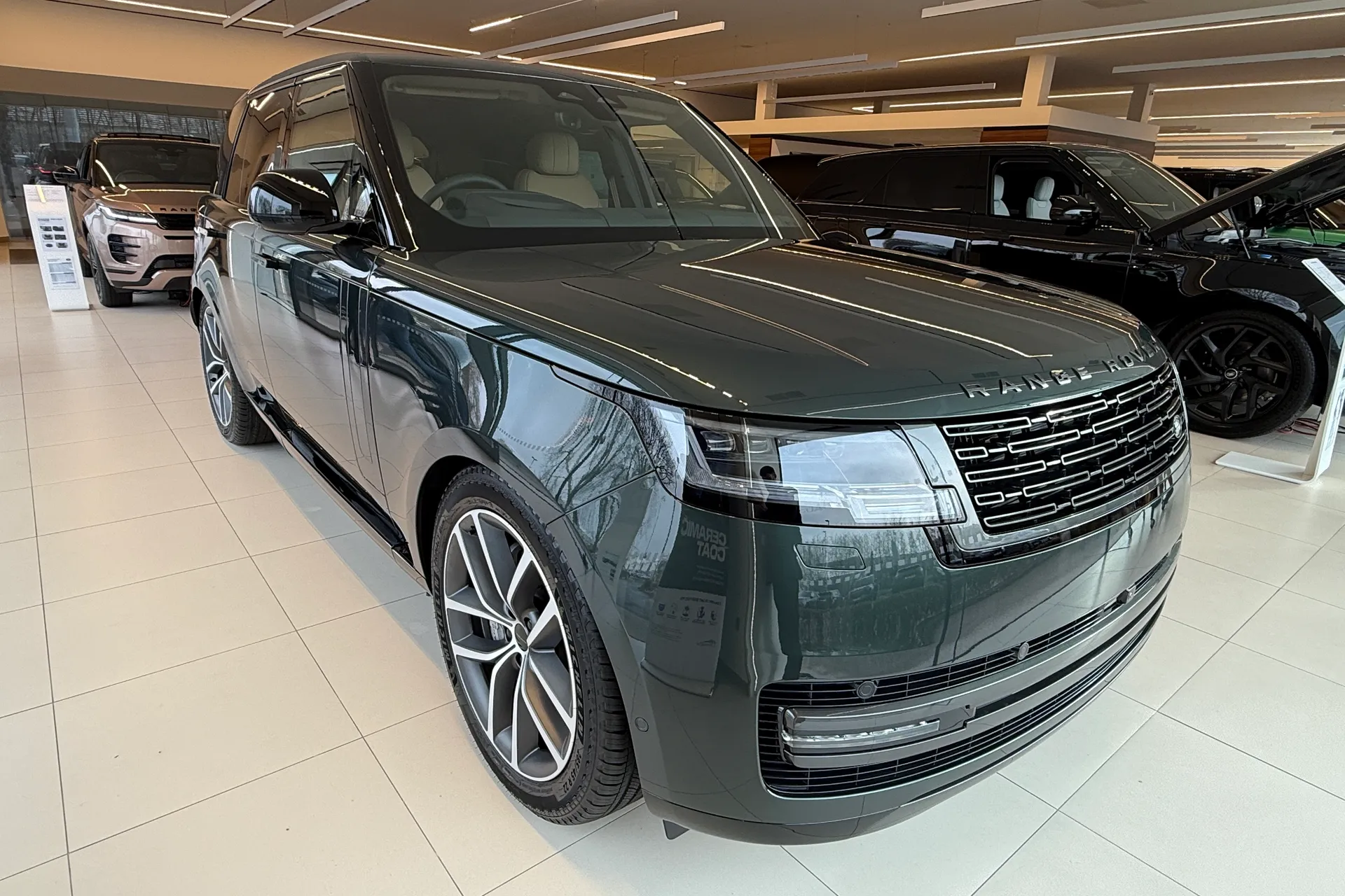 LAND ROVER RANGE ROVER focused image