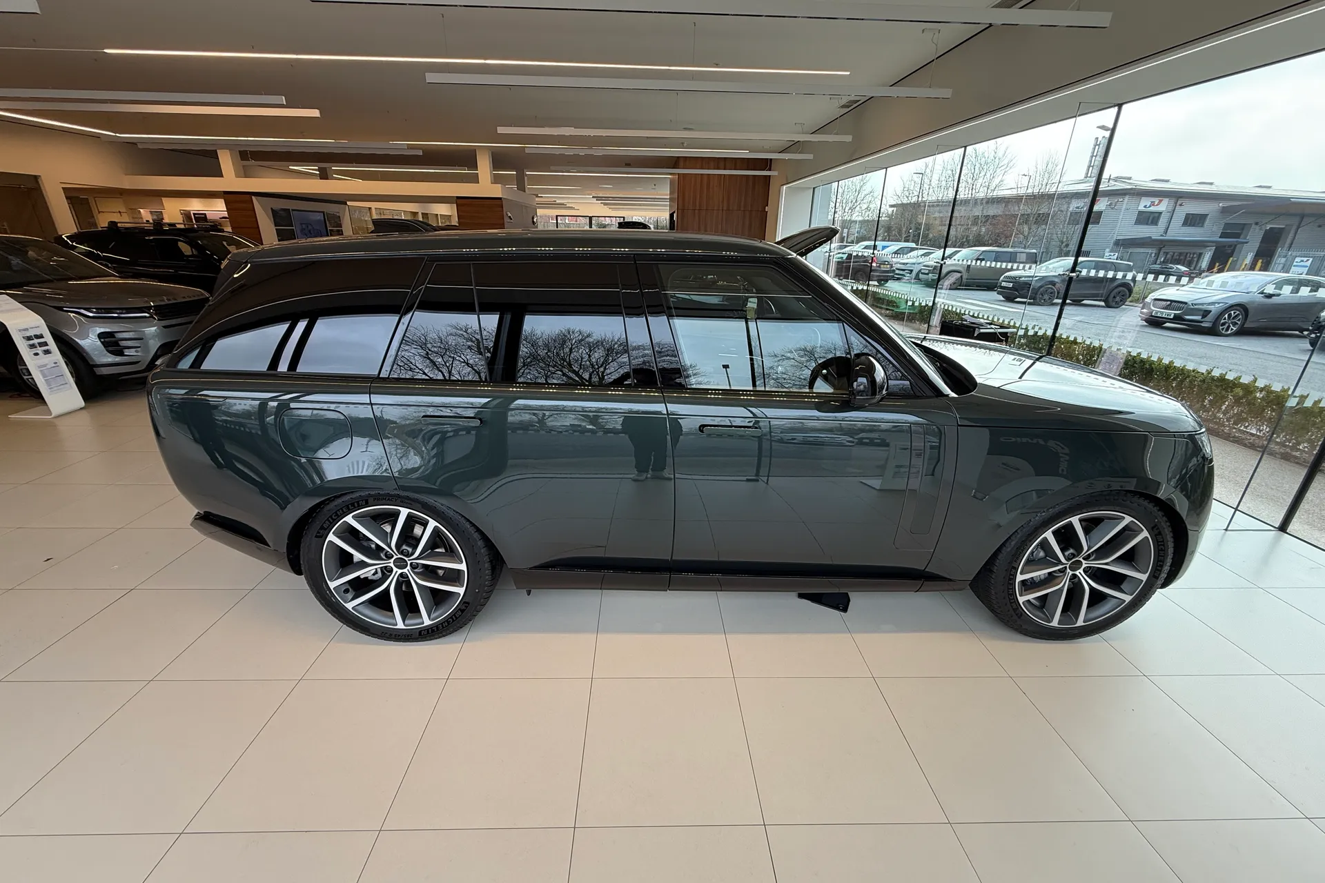 LAND ROVER RANGE ROVER thumbnail image number 2