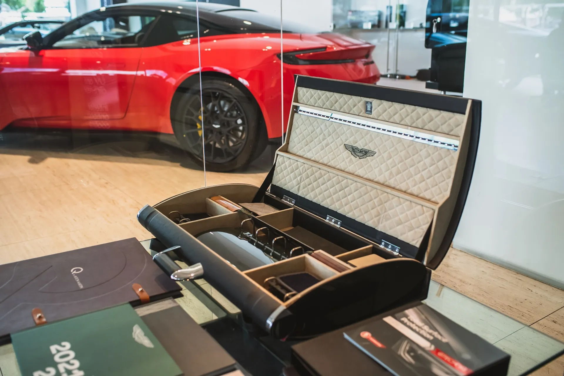 Aston Martin Vantage thumbnail image number 14