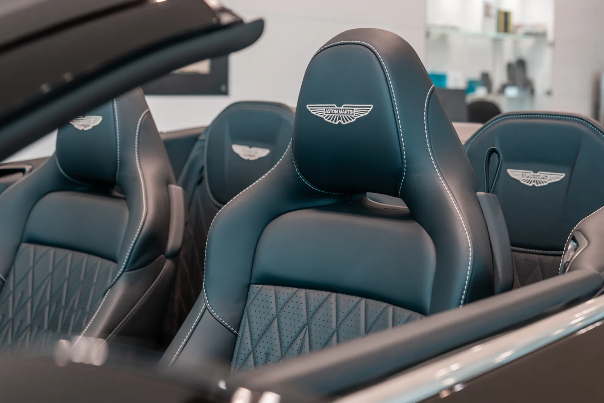 Aston Martin Vantage thumbnail image number 11