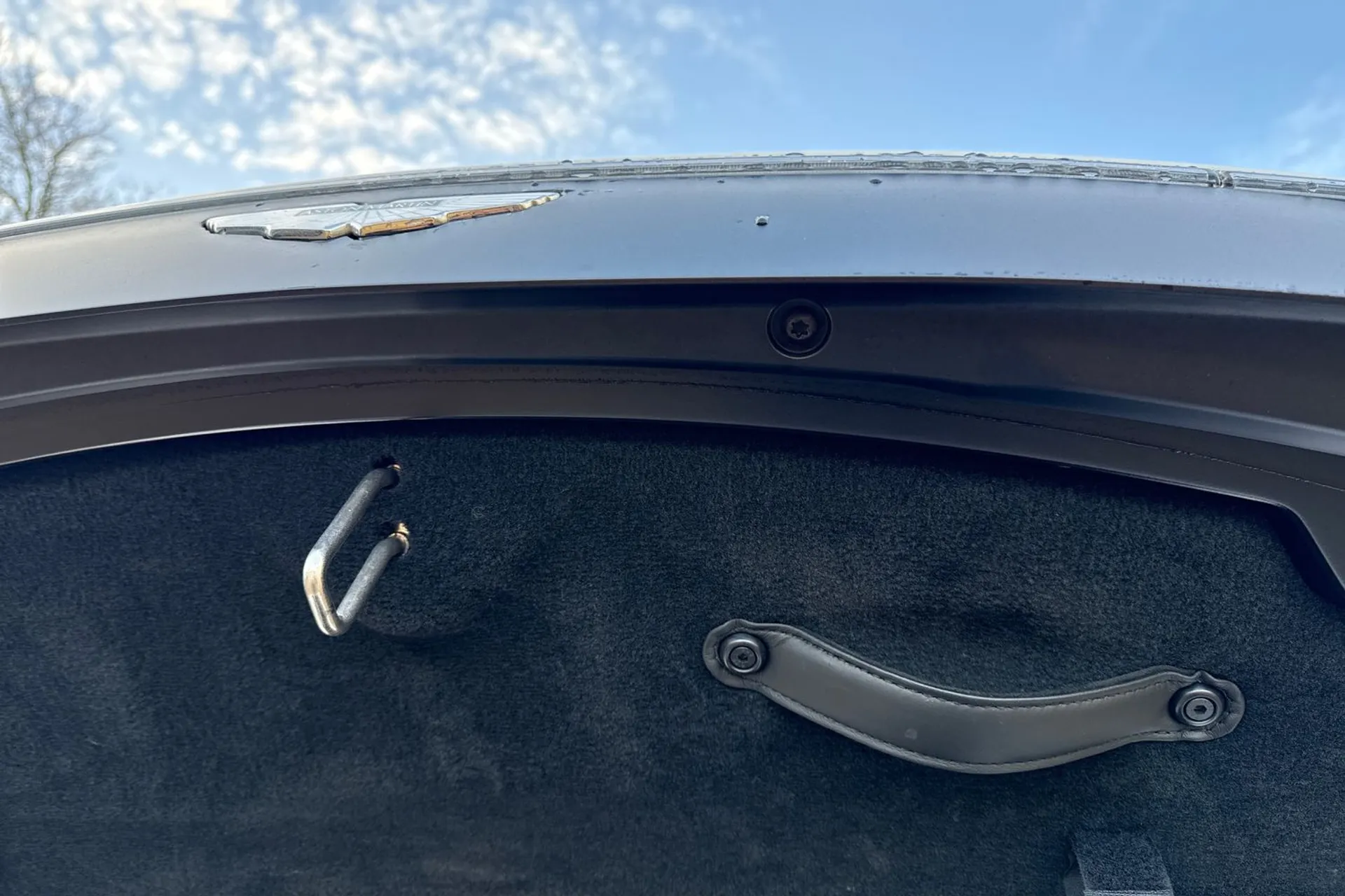 Aston Martin Vantage thumbnail image number 22