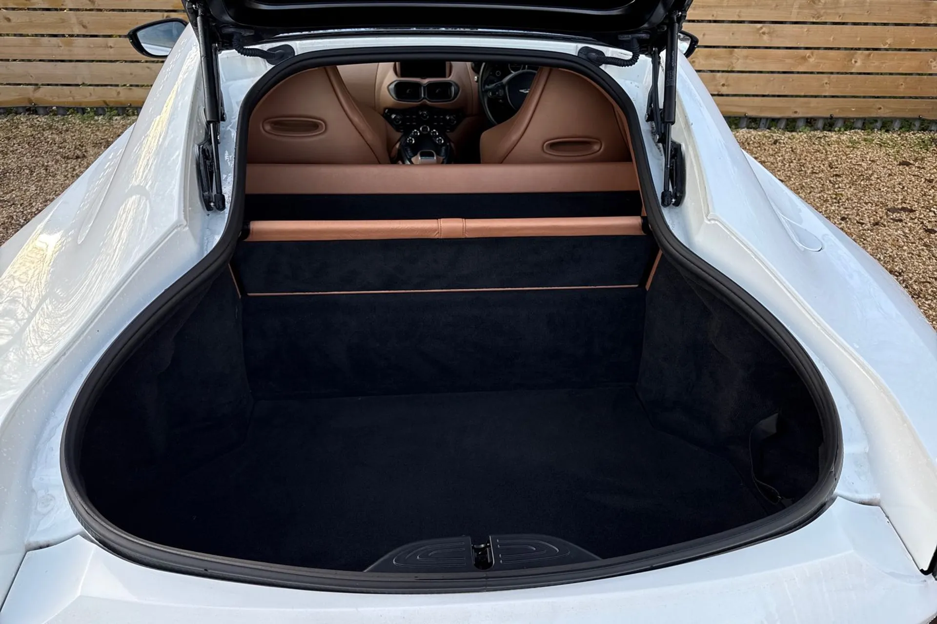 Aston Martin Vantage thumbnail image number 21