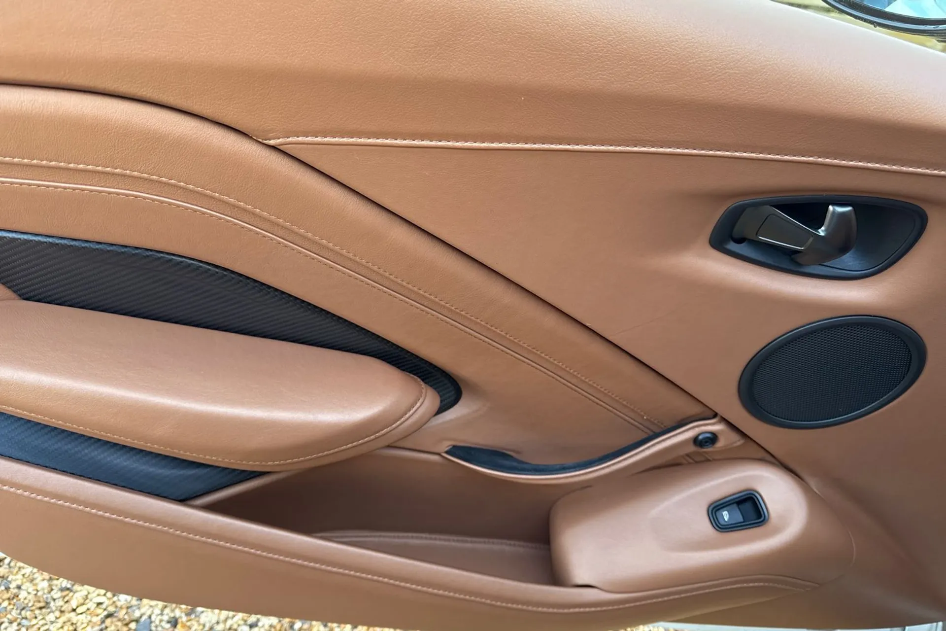 Aston Martin Vantage thumbnail image number 26