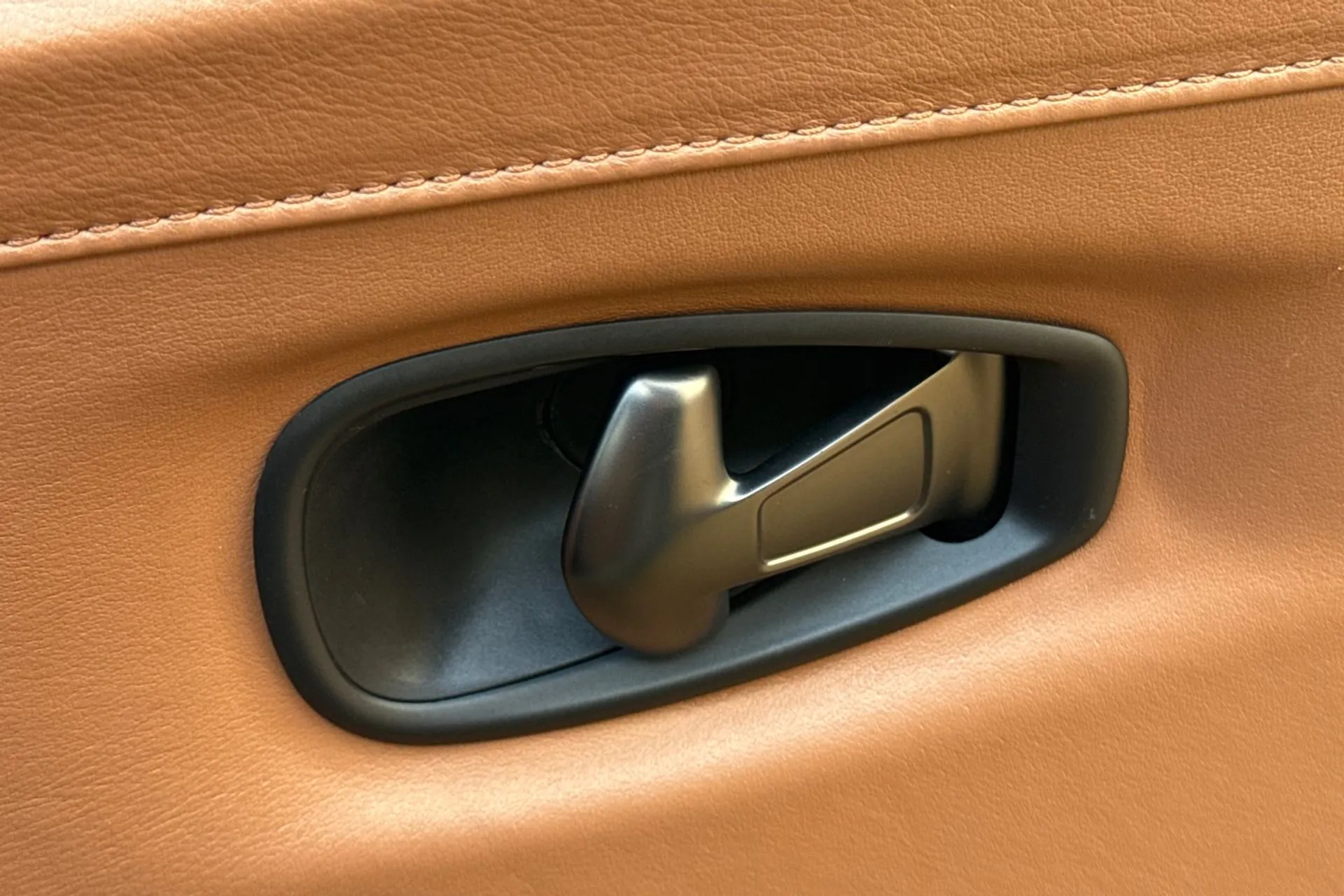 Aston Martin Vantage thumbnail image number 45