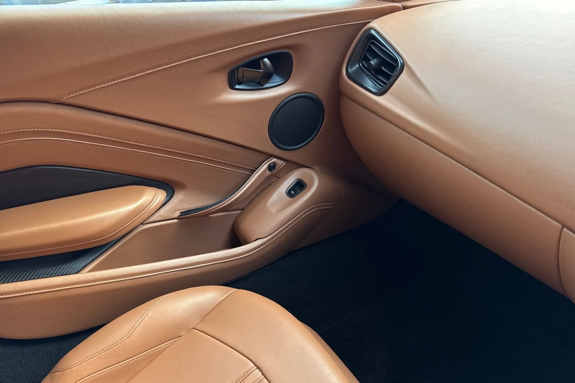 Aston Martin Vantage thumbnail image number 50