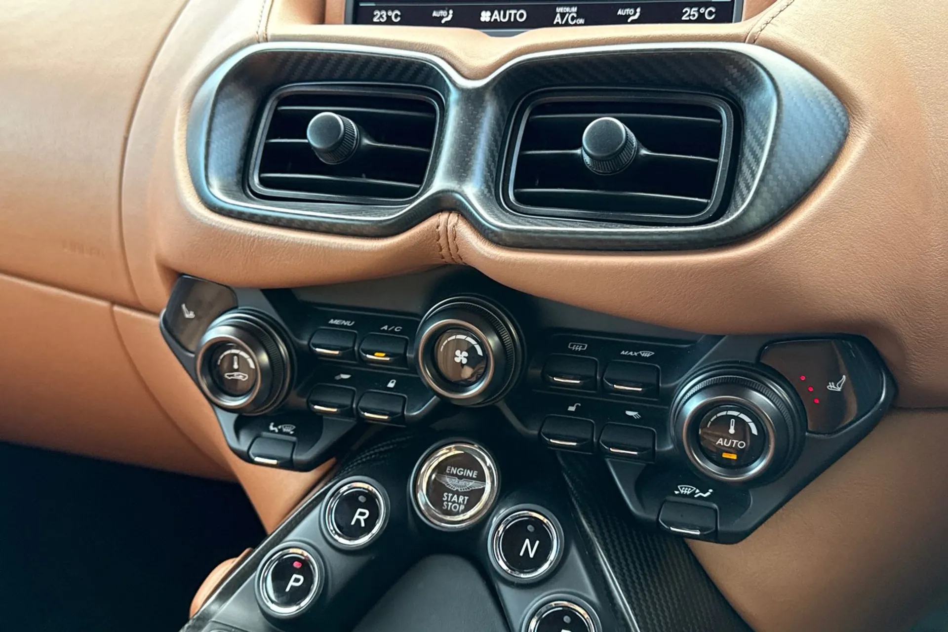 Aston Martin Vantage thumbnail image number 40