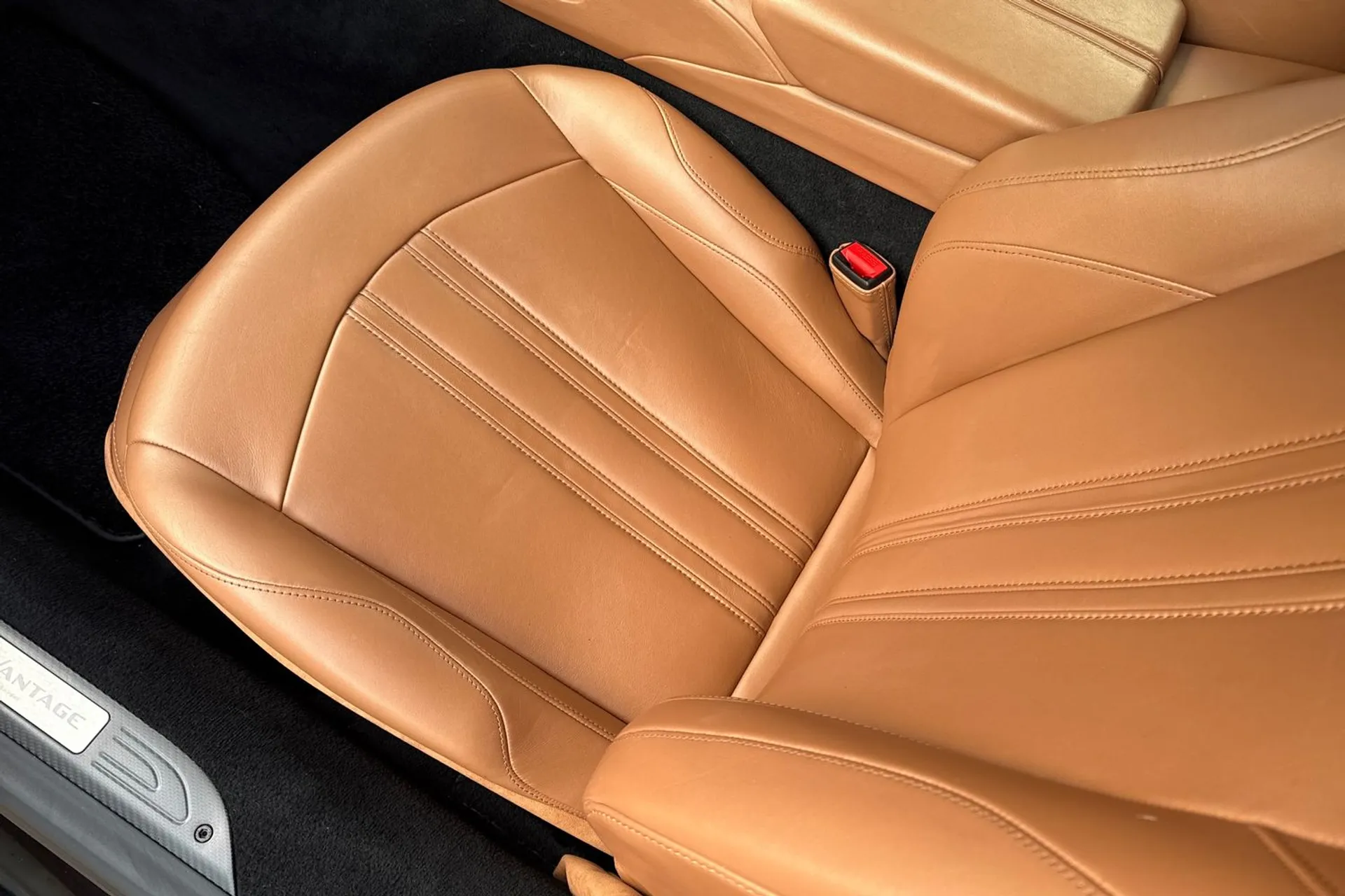 Aston Martin Vantage thumbnail image number 35