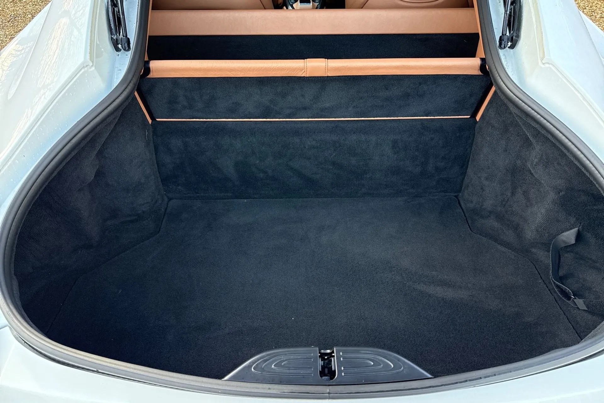 Aston Martin Vantage thumbnail image number 23