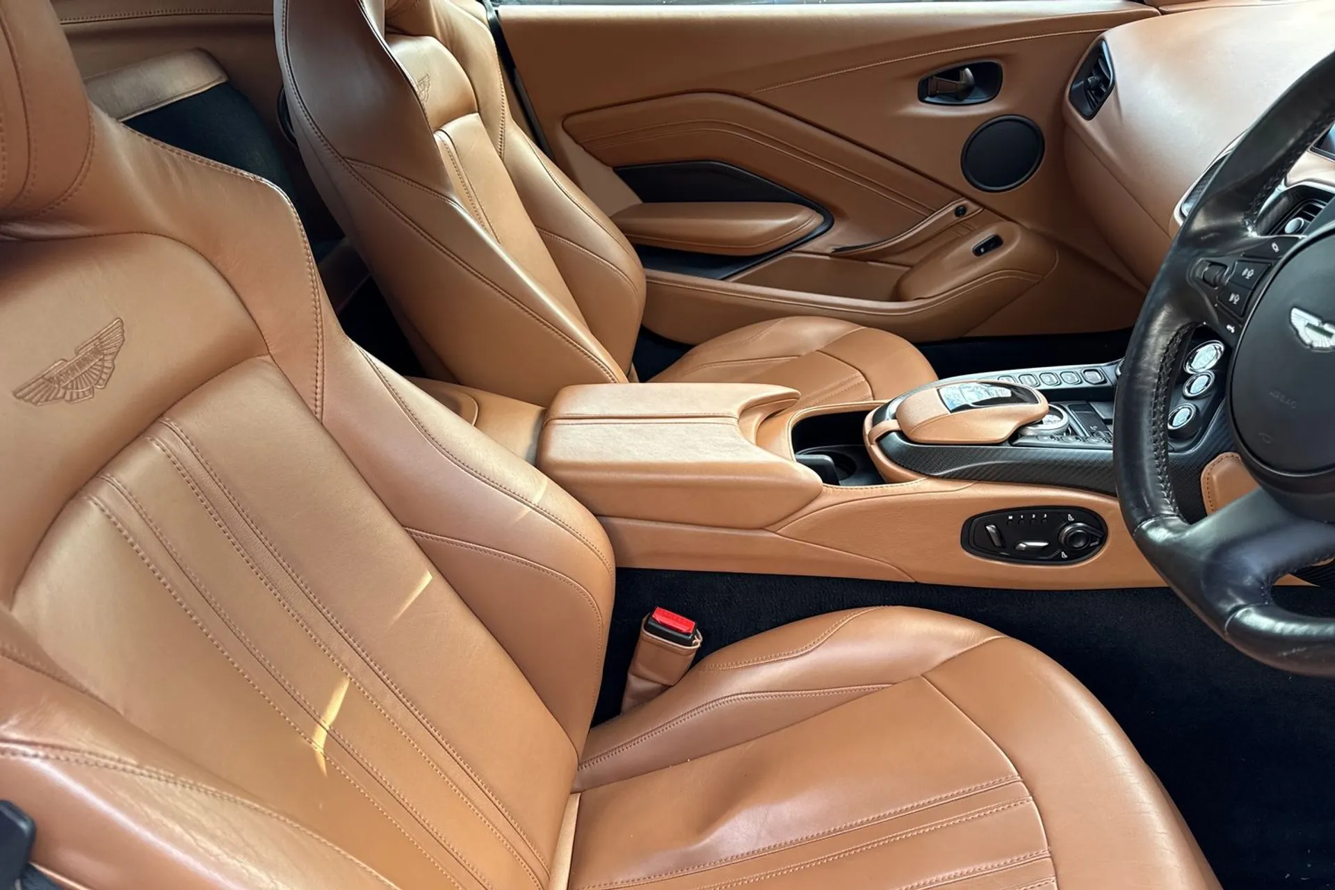 Aston Martin Vantage thumbnail image number 36