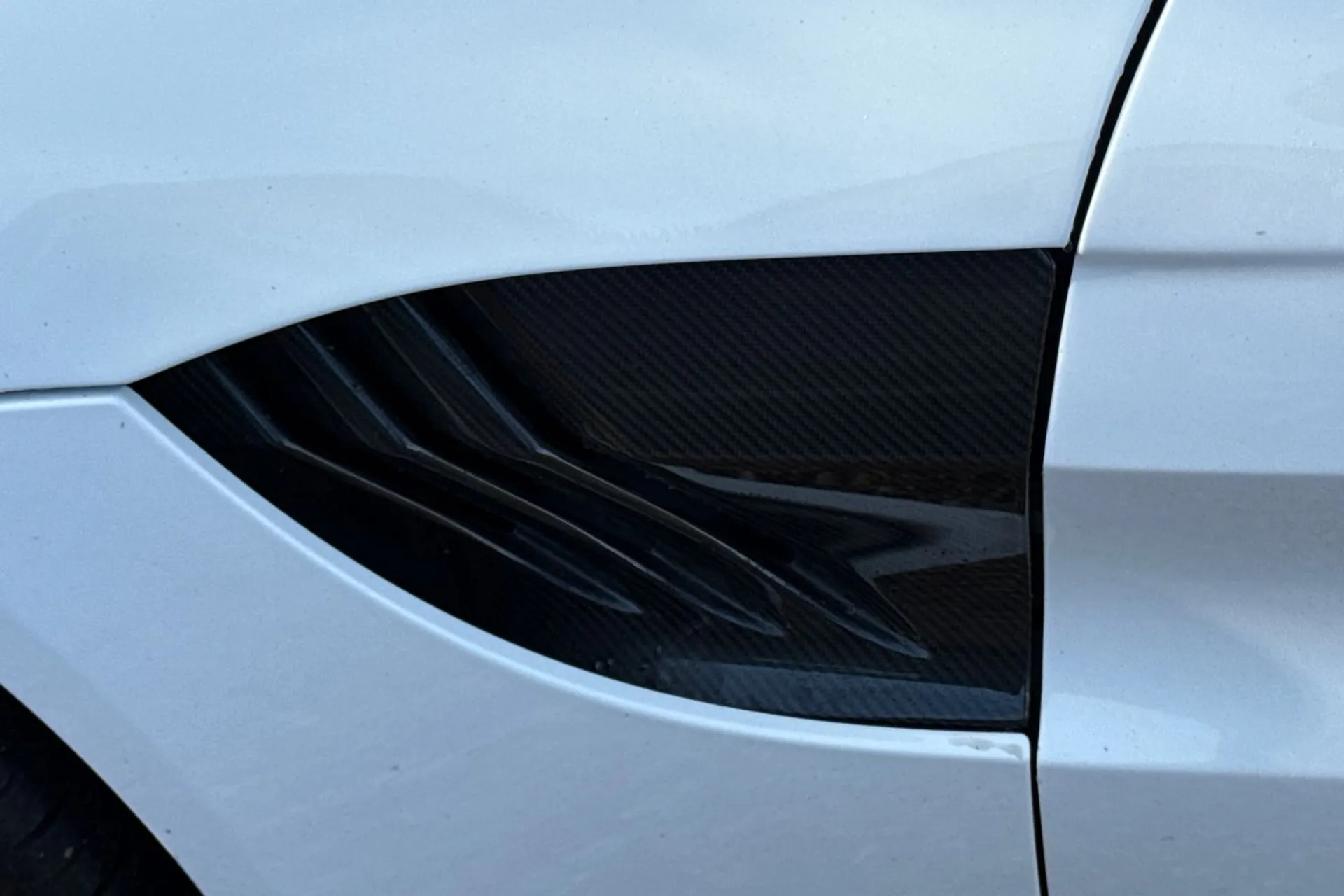 Aston Martin Vantage thumbnail image number 43